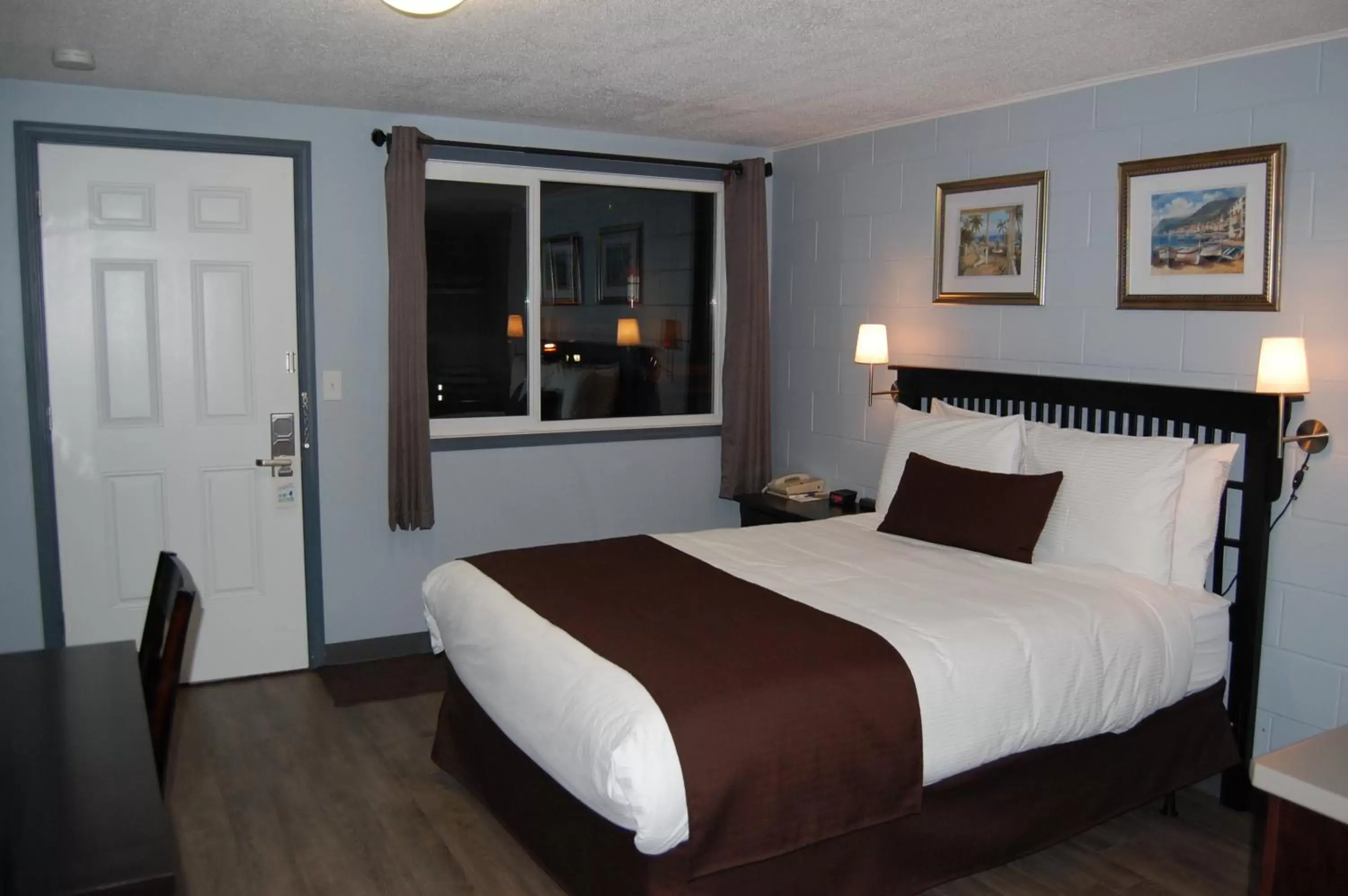 Photo of the whole room, Bed in Rest Inn