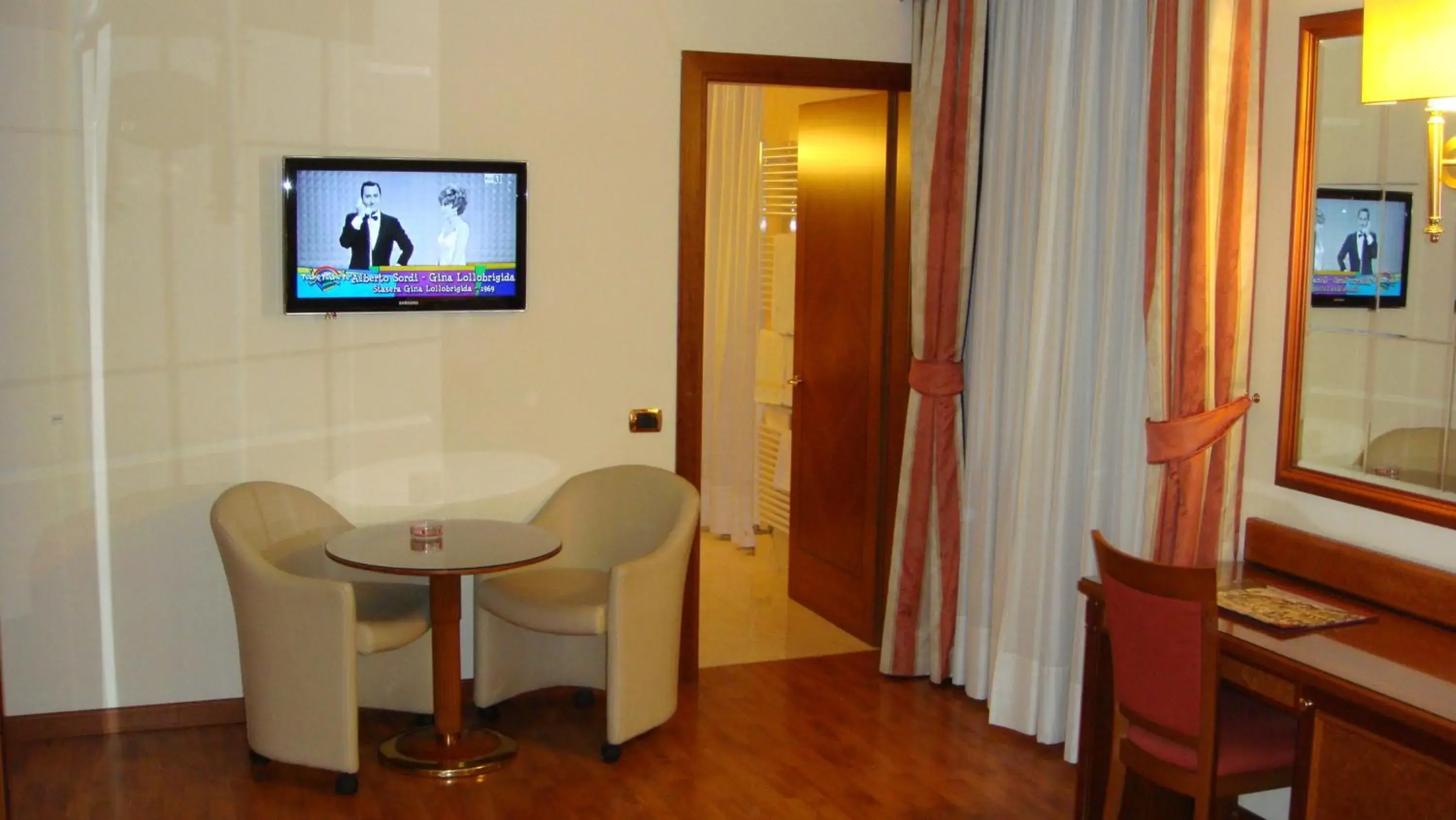 Seating area, TV/Entertainment Center in Albergo Corona