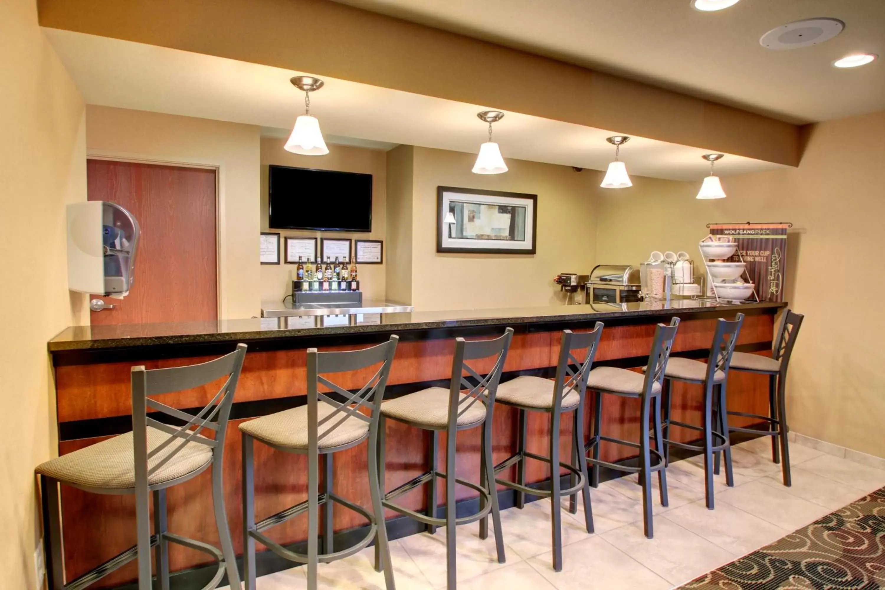 Lounge or bar, Lounge/Bar in Cobblestone Hotel & Suites - Charlestown