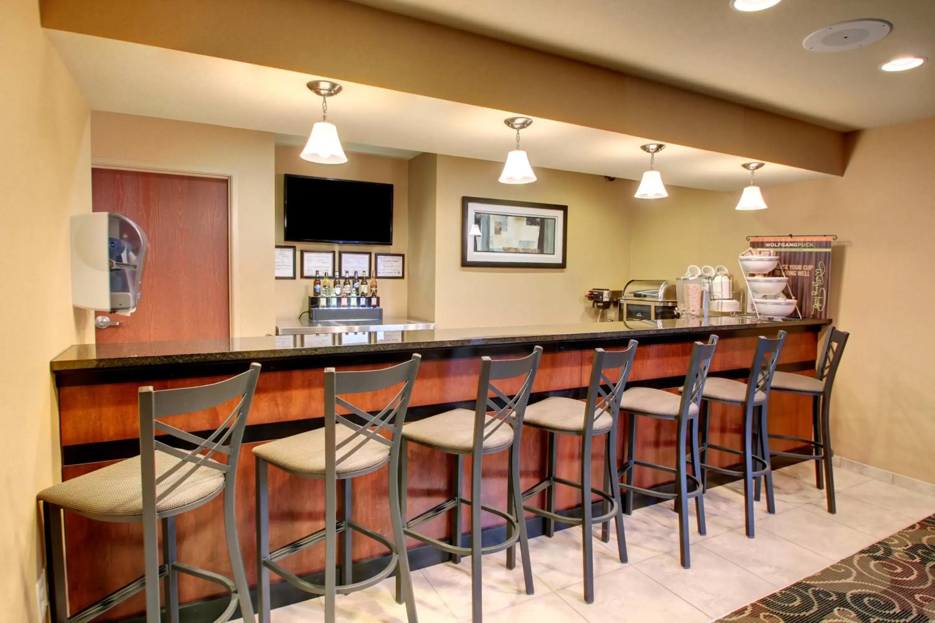 Lounge or bar in Cobblestone Hotel & Suites - Charlestown Lounge or bar in Cobblestone Hotel & Suites - Charlestown