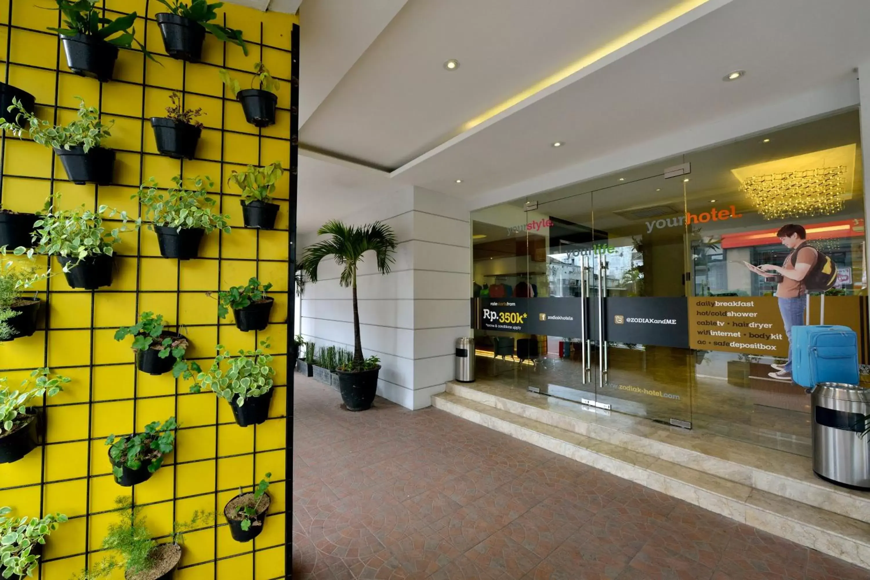 Facade/entrance in Zodiak Asia Afrika by KAGUM Hotels
