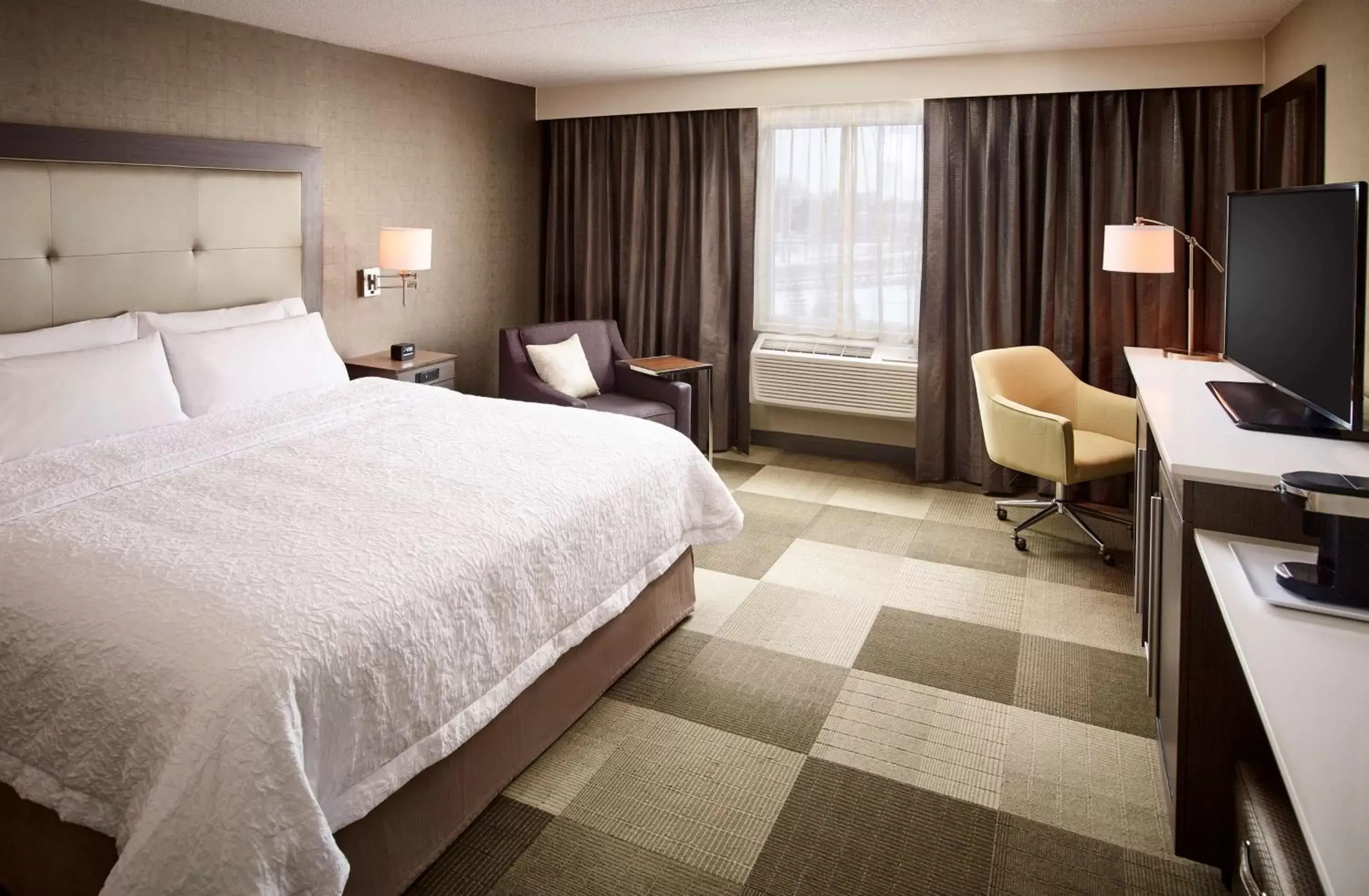 Bed in Hampton Inn by Hilton Sarnia/Point Edward