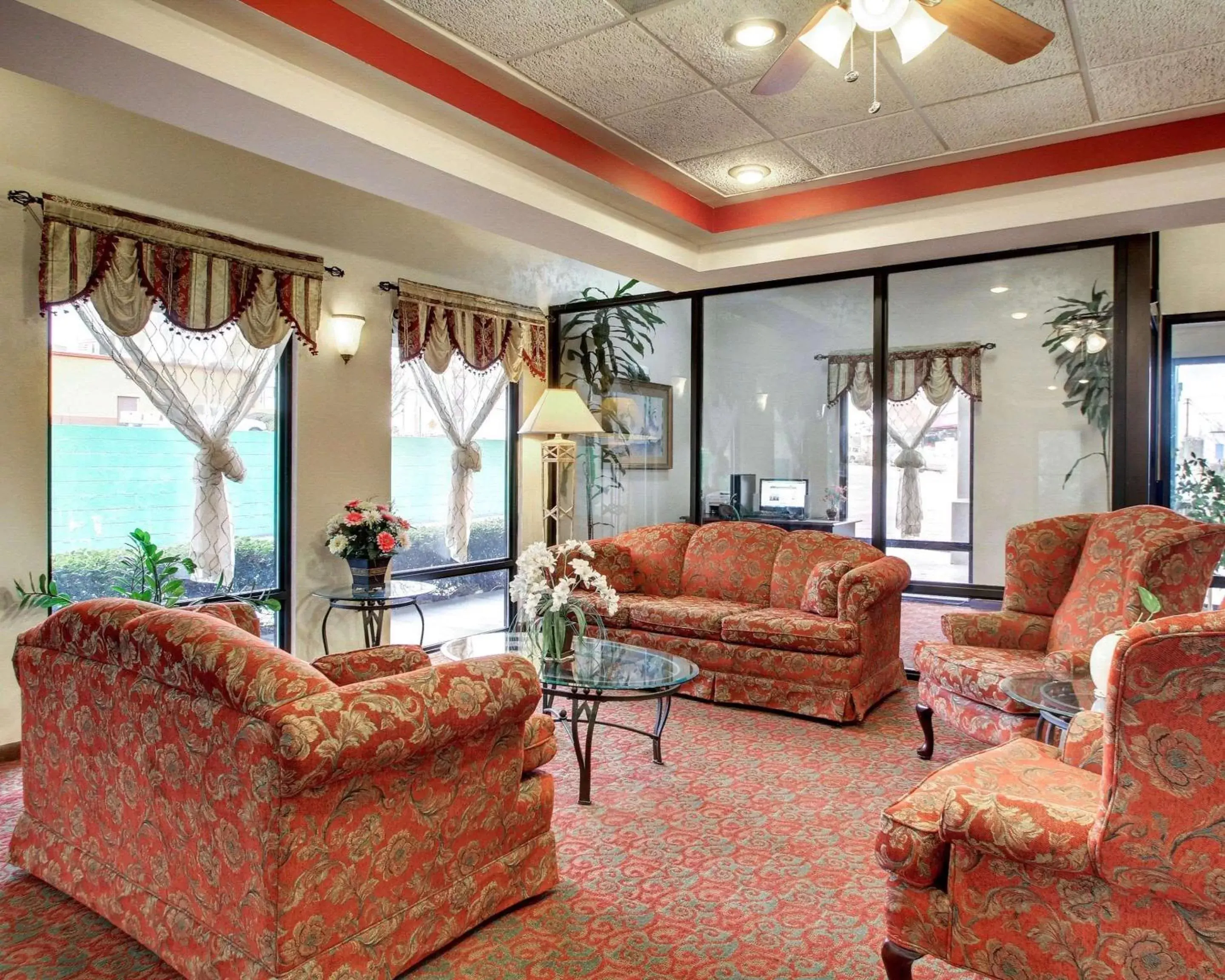 Lobby or reception in Quality Inn & Suites Clinton - Jackson West Lobby or reception in Quality Inn & Suites Clinton - Jackson West