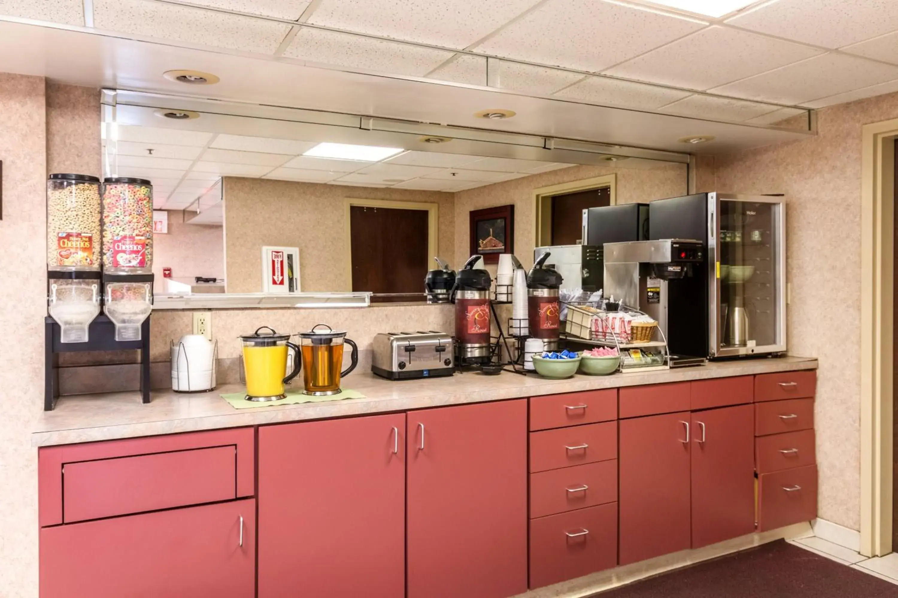 Breakfast, Kitchen/Kitchenette in Red Roof Inn Morehead