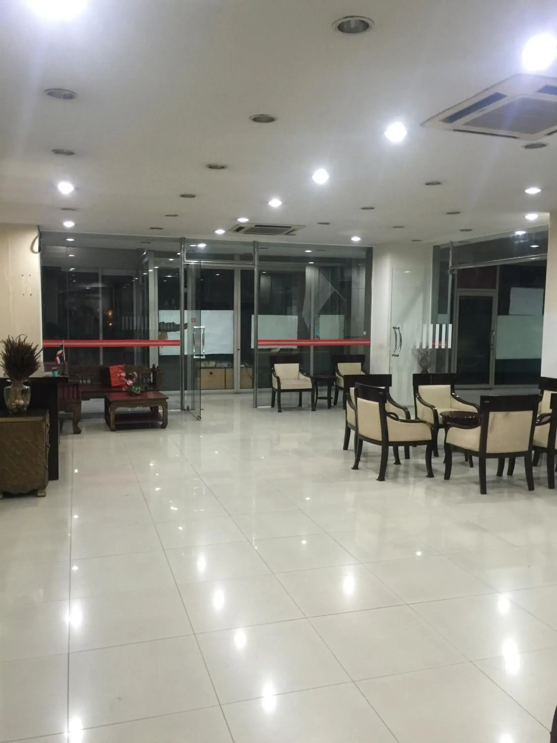 Lobby or reception, Restaurant/Places to Eat in Mall Suites Hotel