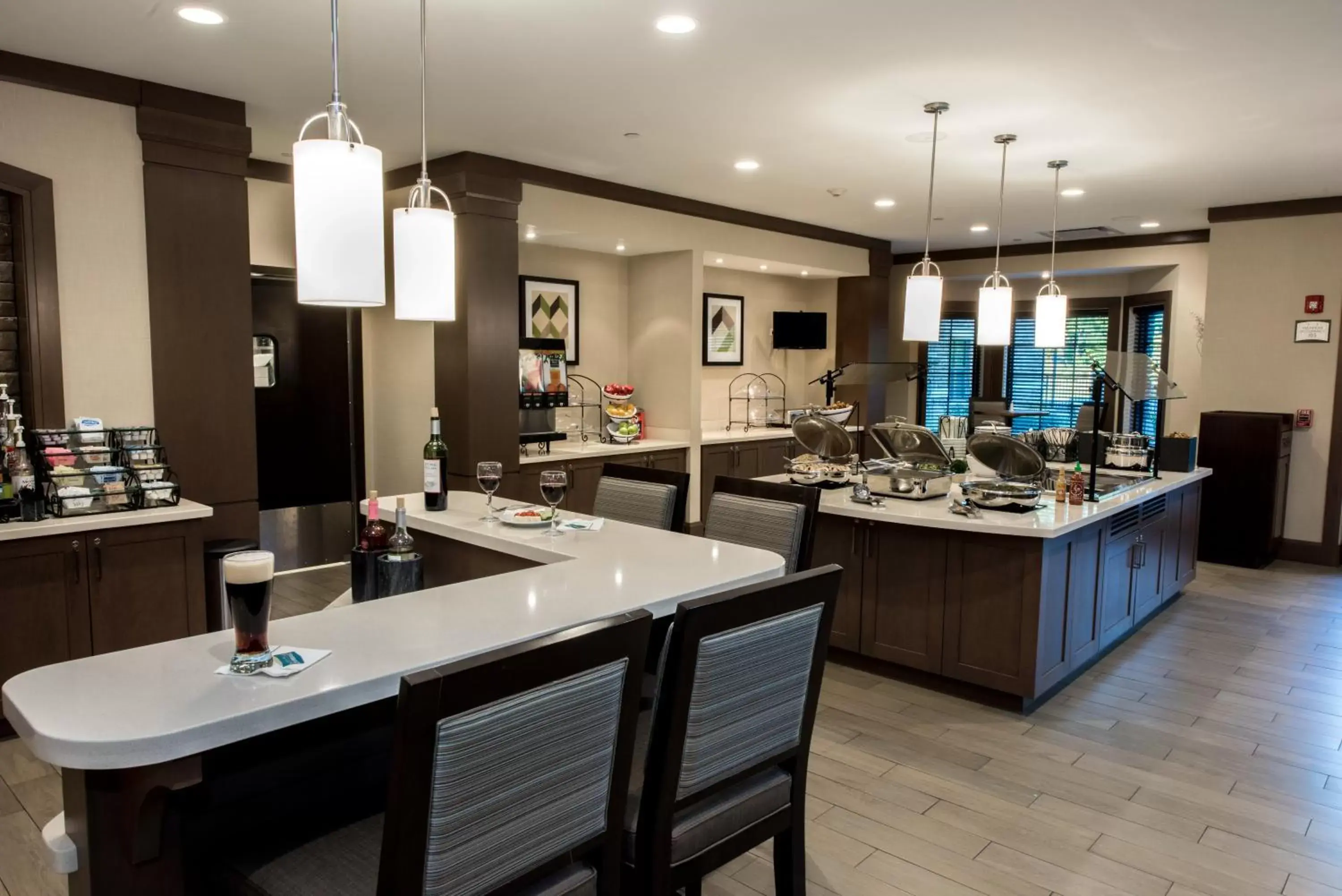 Restaurant/places to eat, Kitchen/Kitchenette in Staybridge Suites Albany Wolf Rd-Colonie Center, an IHG Hotel