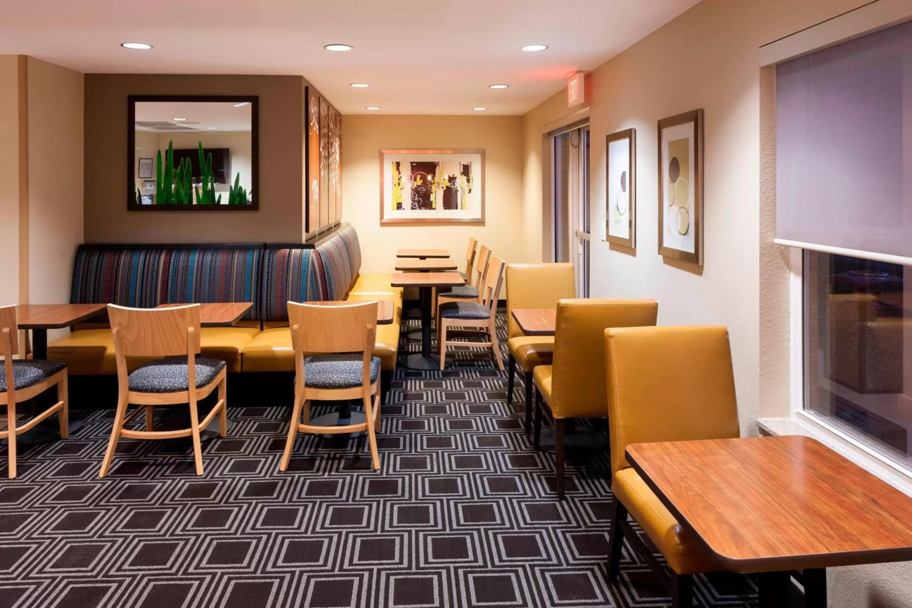 Breakfast, Lounge/Bar in TownePlace Suites Columbus
