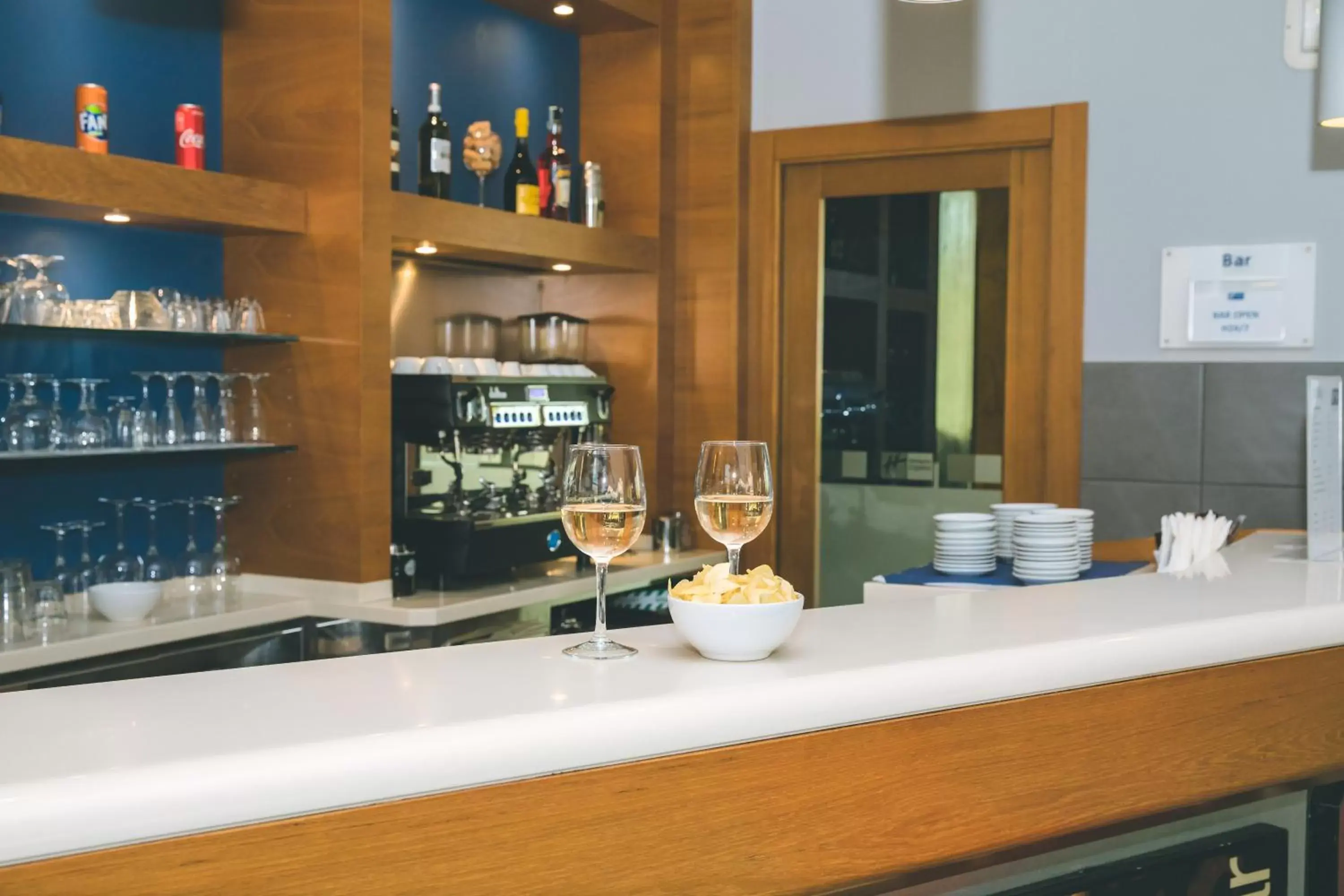 Lounge or bar in Holiday Inn Express Milan-Malpensa Airport, an IHG Hotel