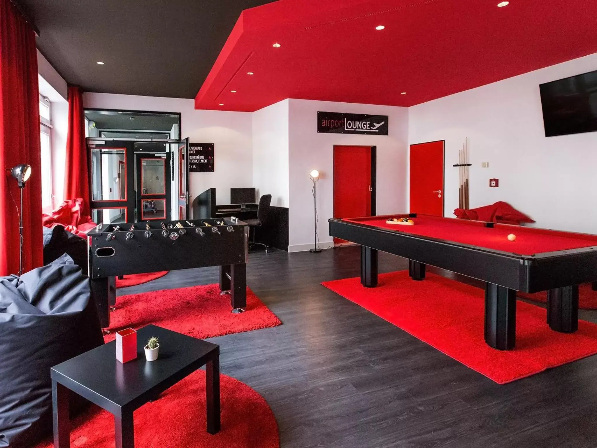Lounge or bar, Billiards in DORMERO Hotel Dresden Airport