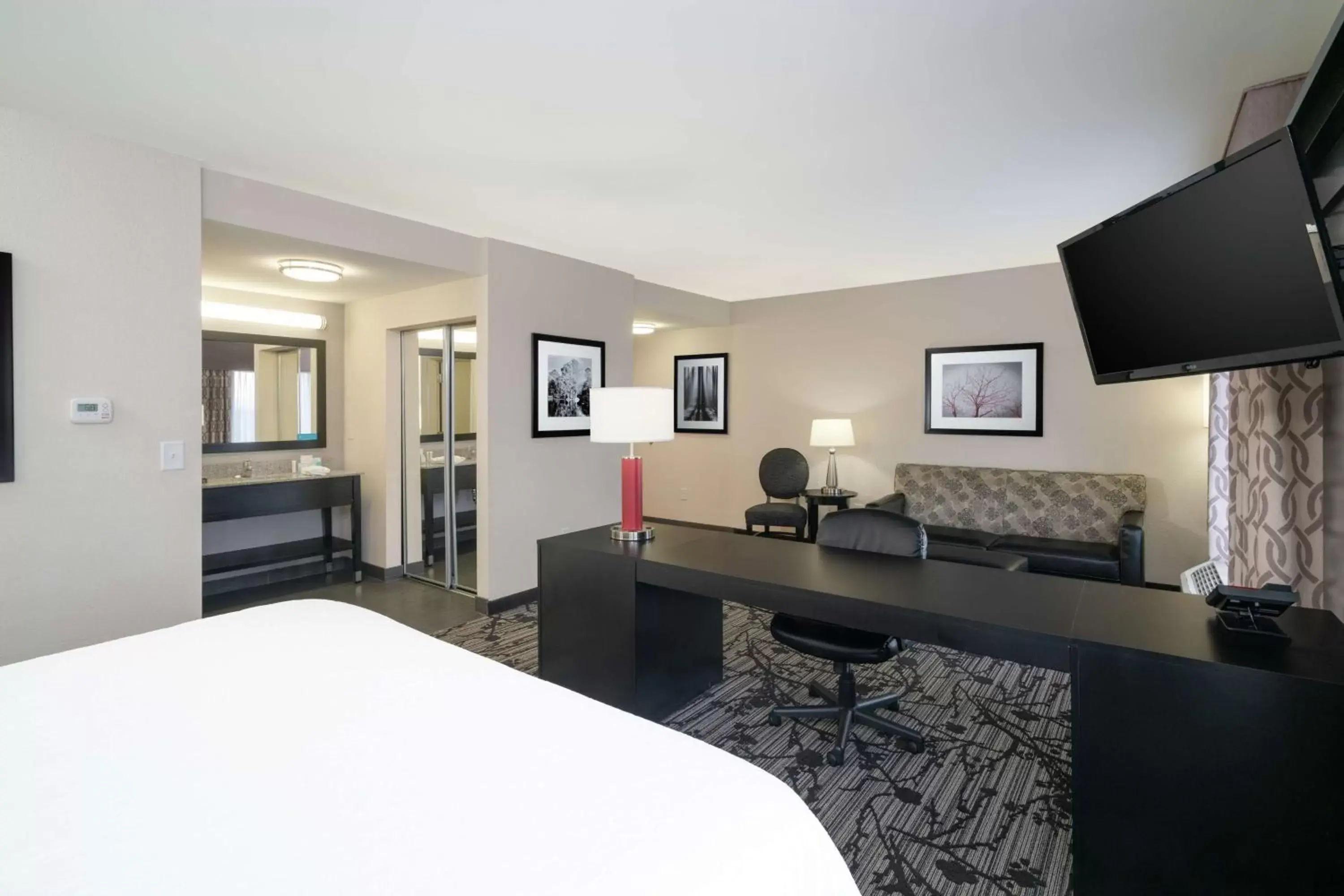 Bedroom, Bed in Hampton Inn and Suites Roanoke Airport/Valley View Mall