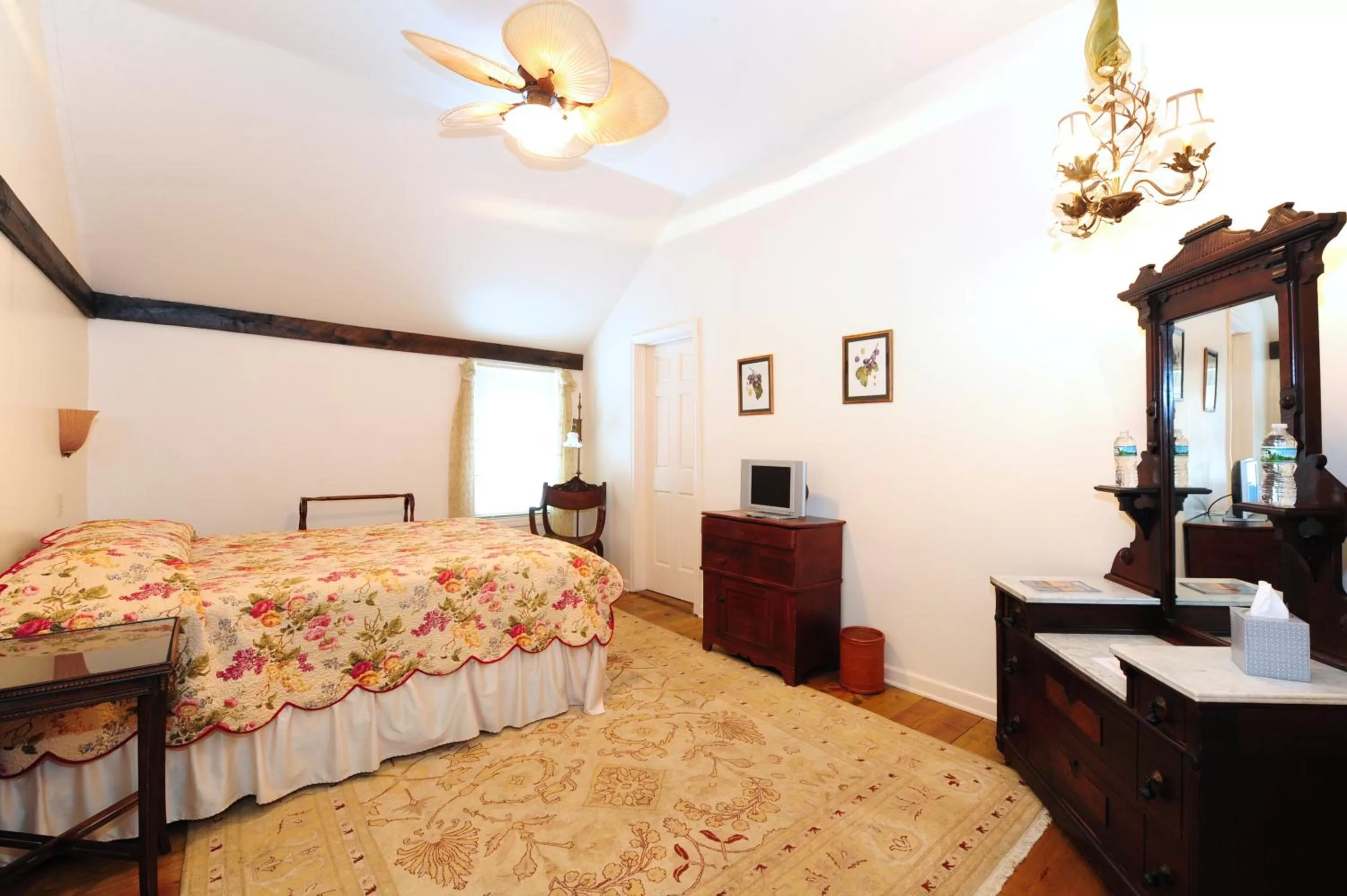 Photo of the whole room, Bed in Wainwright Inn