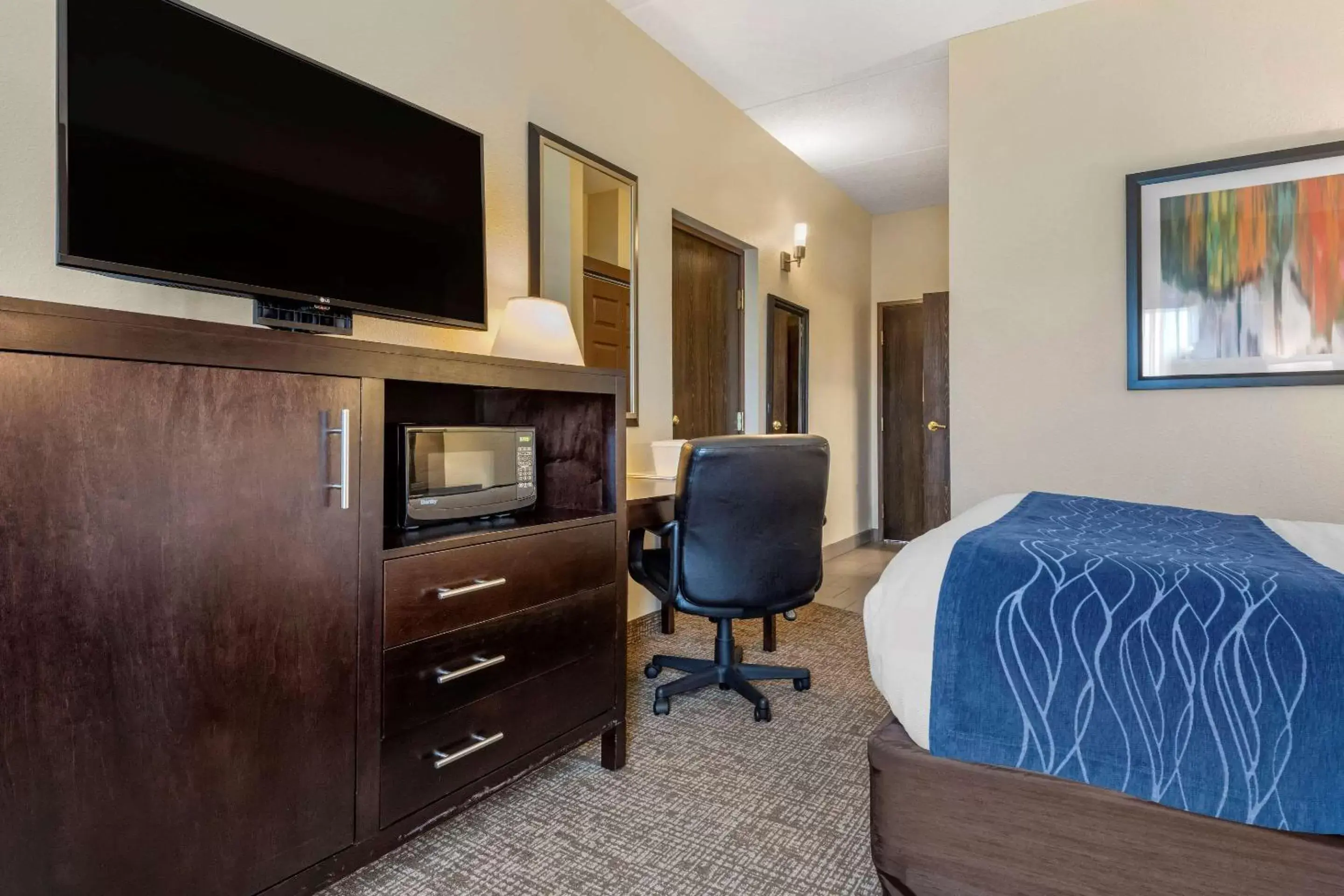 Photo of the whole room, TV/Entertainment Center in Comfort Inn & Suites Butler