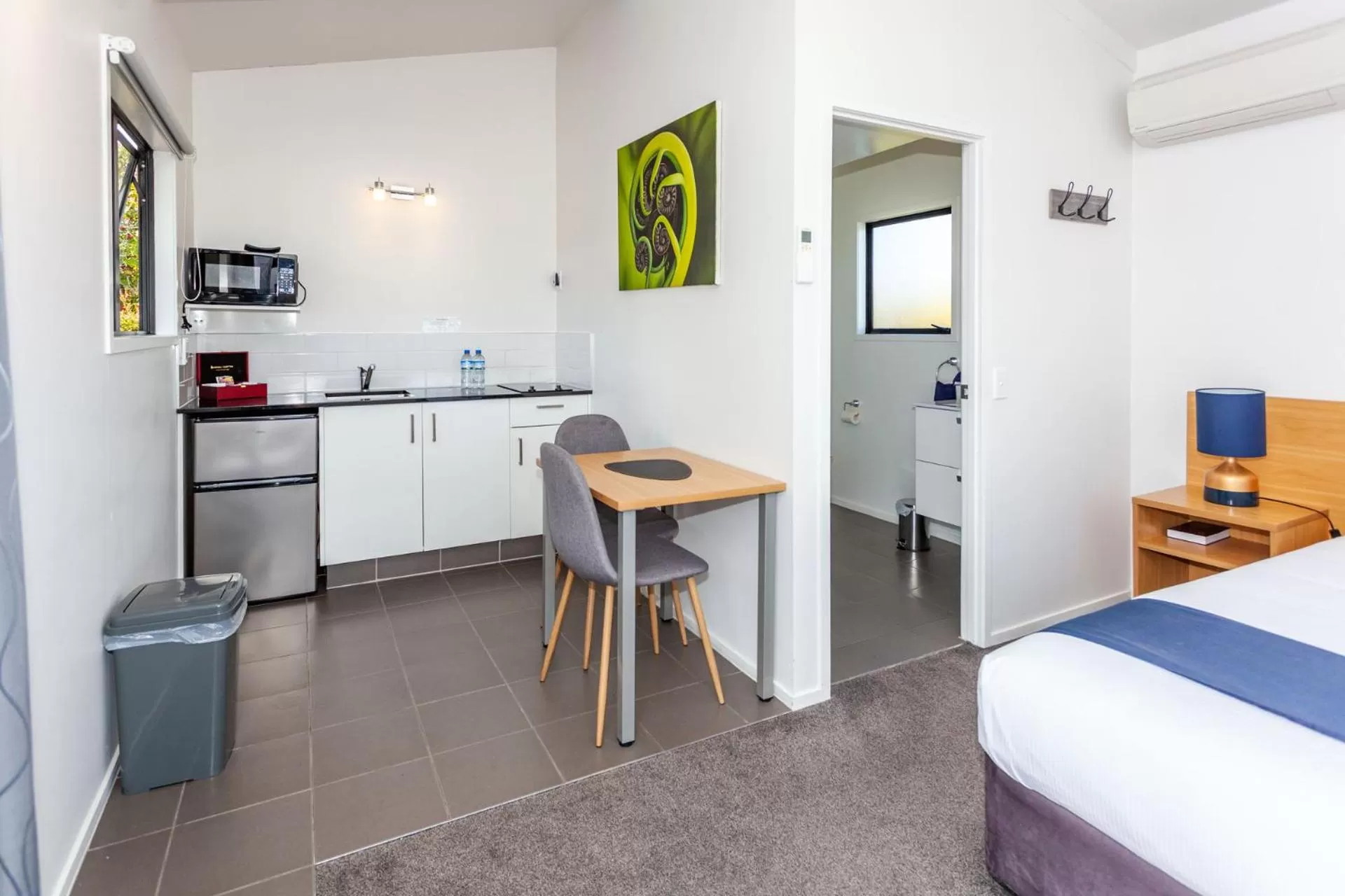 Kitchen or kitchenette, Bed in Tidewater Motel & Tourist Park