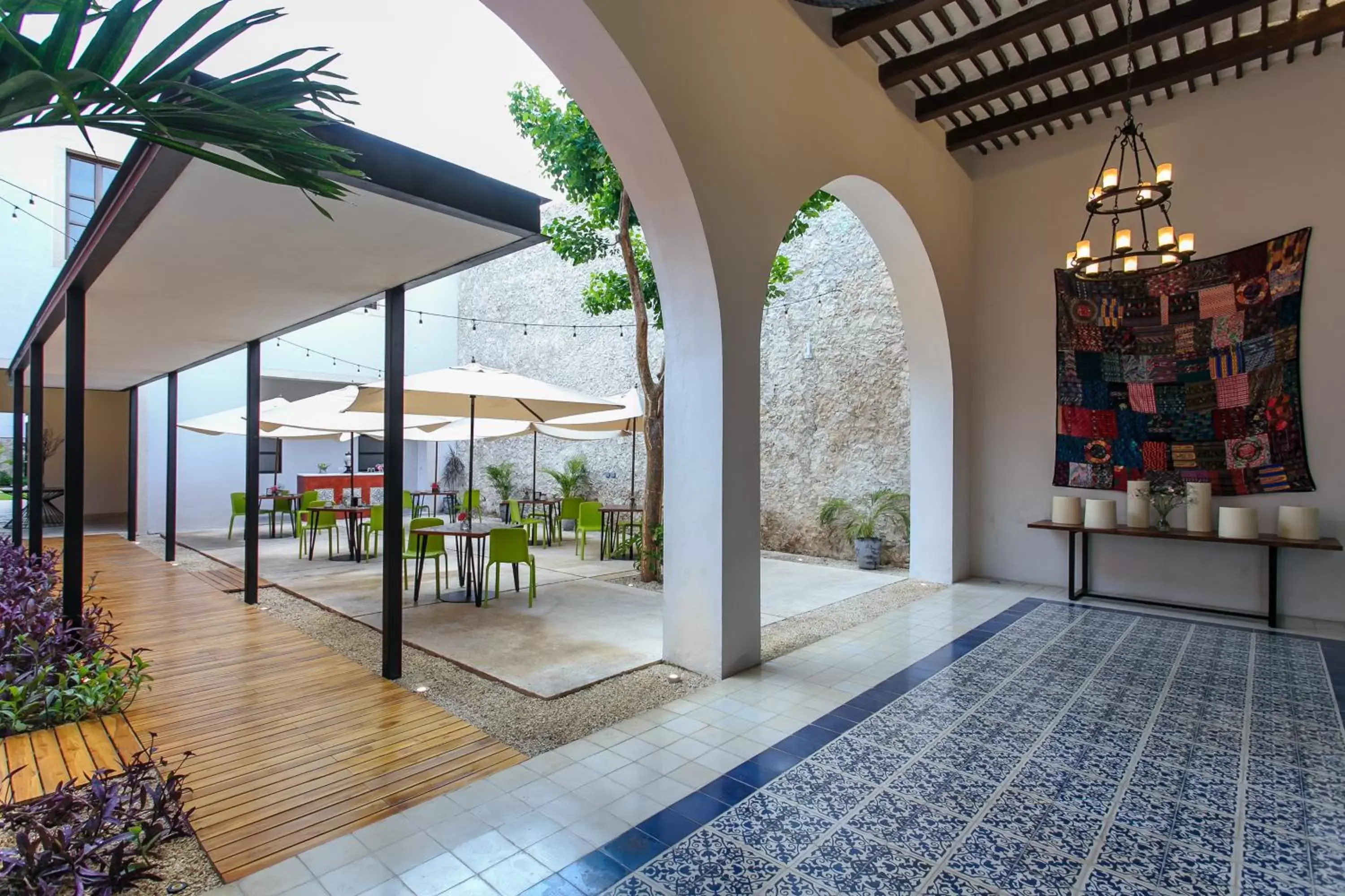 Patio in Casona 61 by GuruHotel