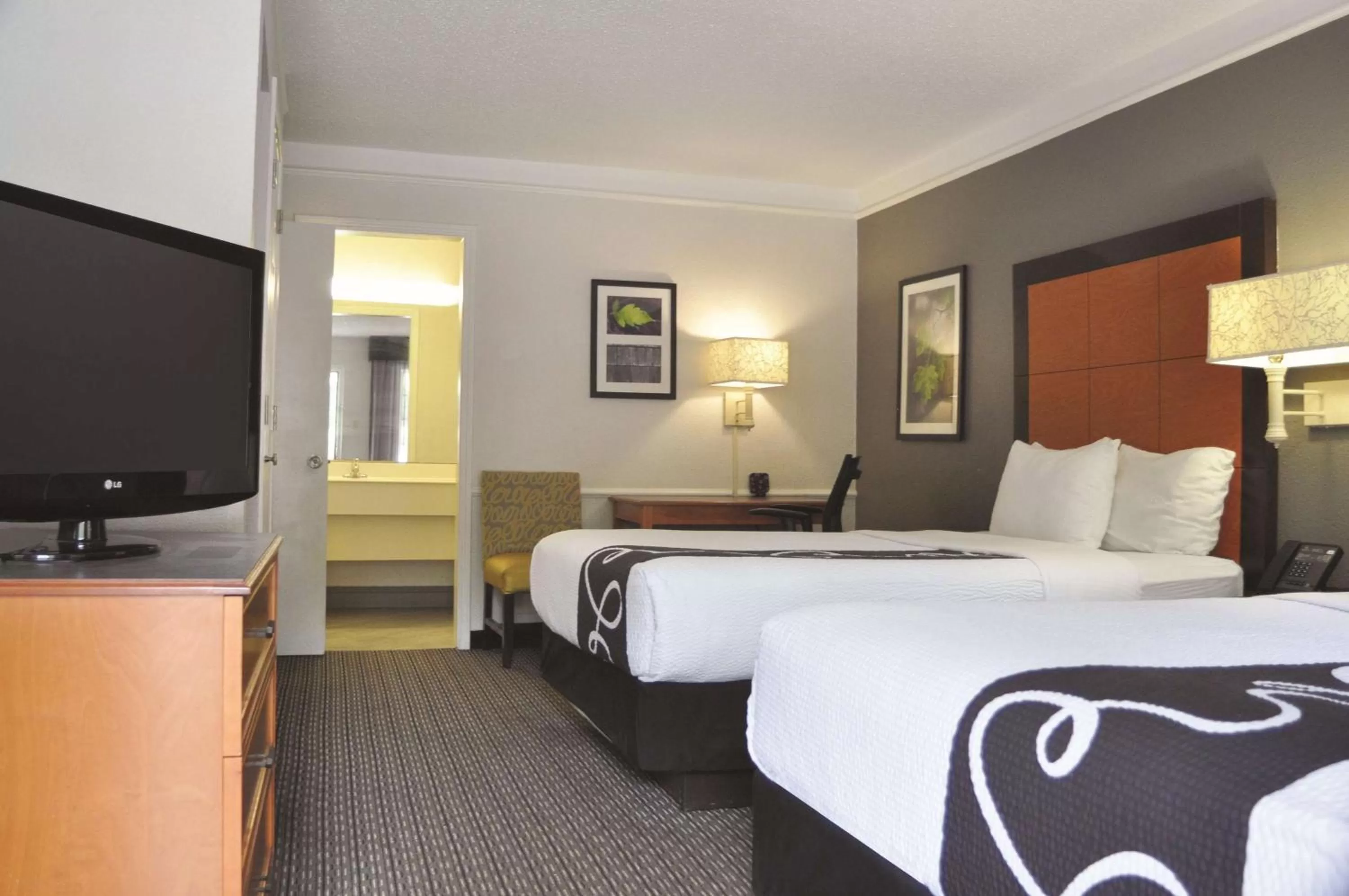 Photo of the whole room, Bed in La Quinta Inn by Wyndham Dallas Uptown