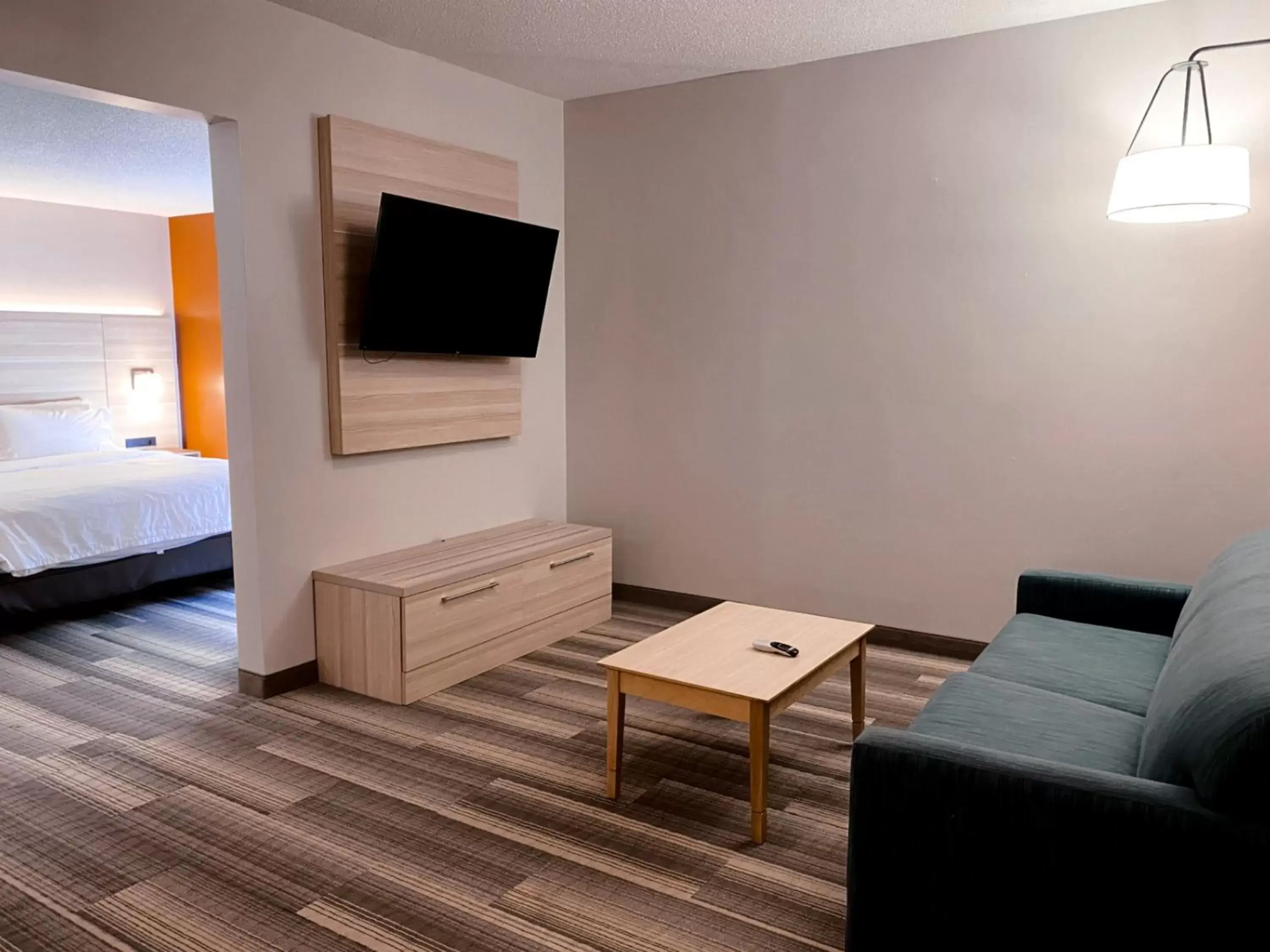 TV and multimedia, Bed in Holiday Inn Express Hotel & Suites Logansport by IHG TV and multimedia, Bed in Holiday Inn Express Hotel & Suites Logansport by IHG