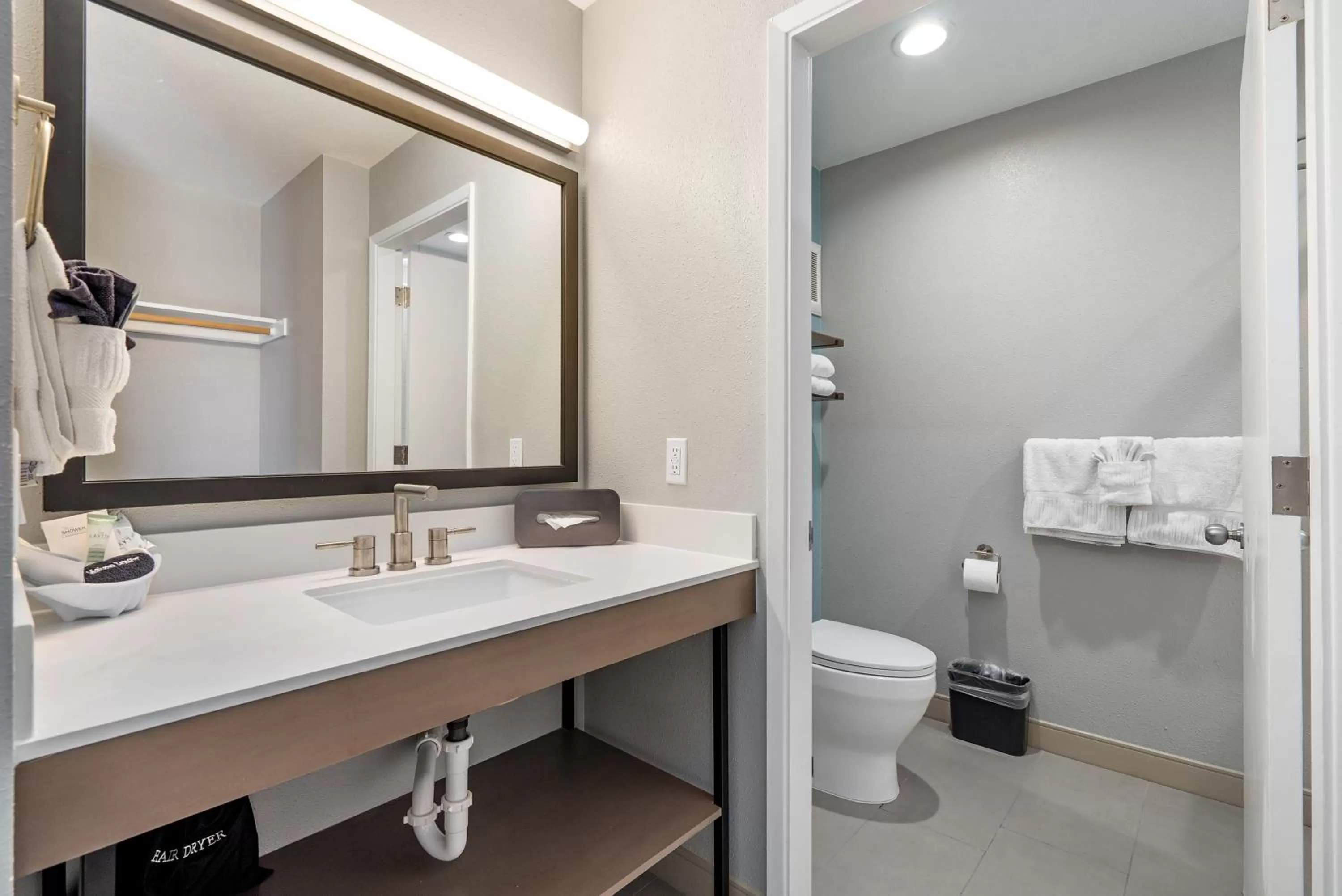 Bathroom in Shoreline Inn...on the beach