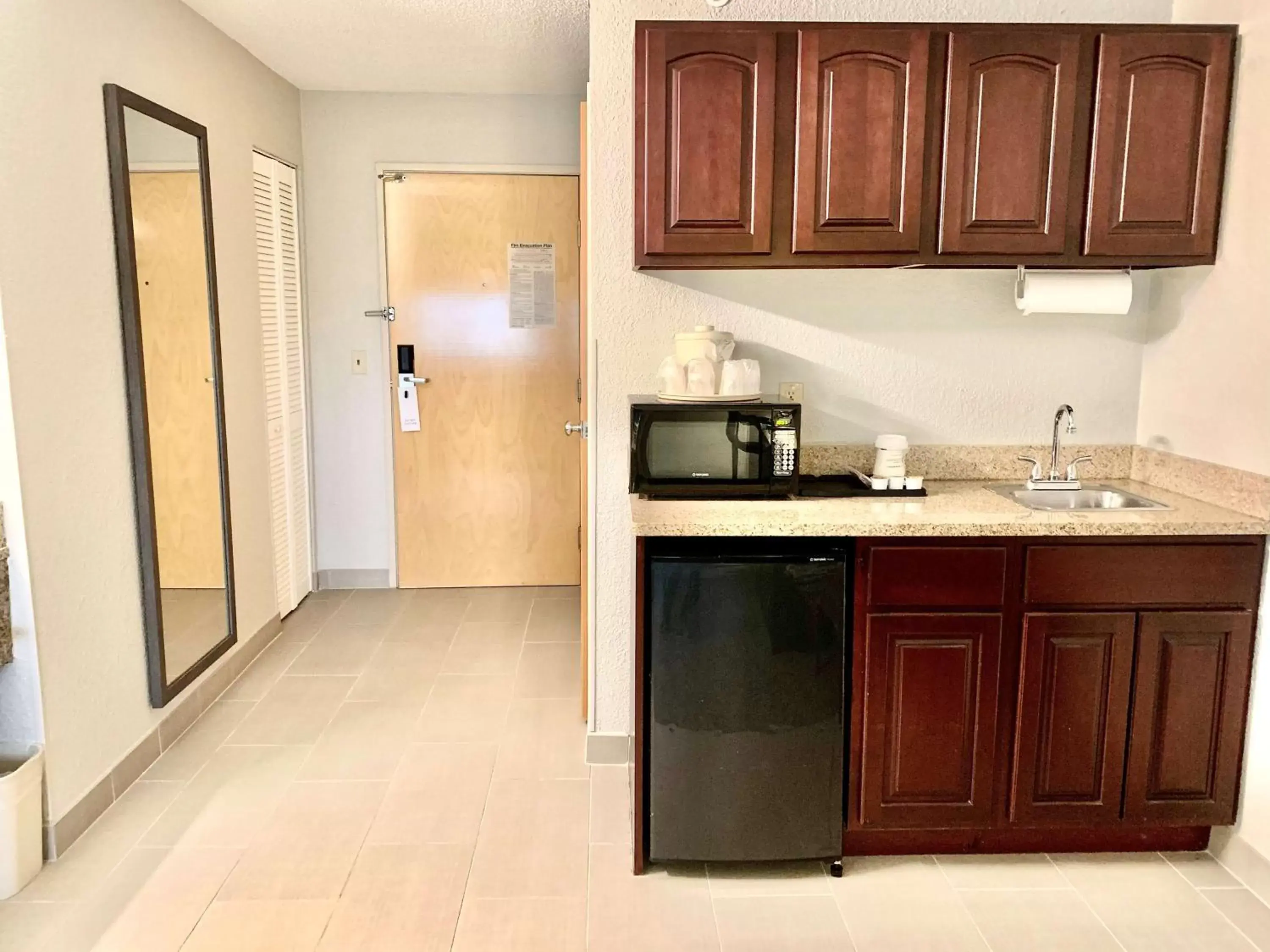 Photo of the whole room, Kitchen/Kitchenette in Best Western Oswego Hotel