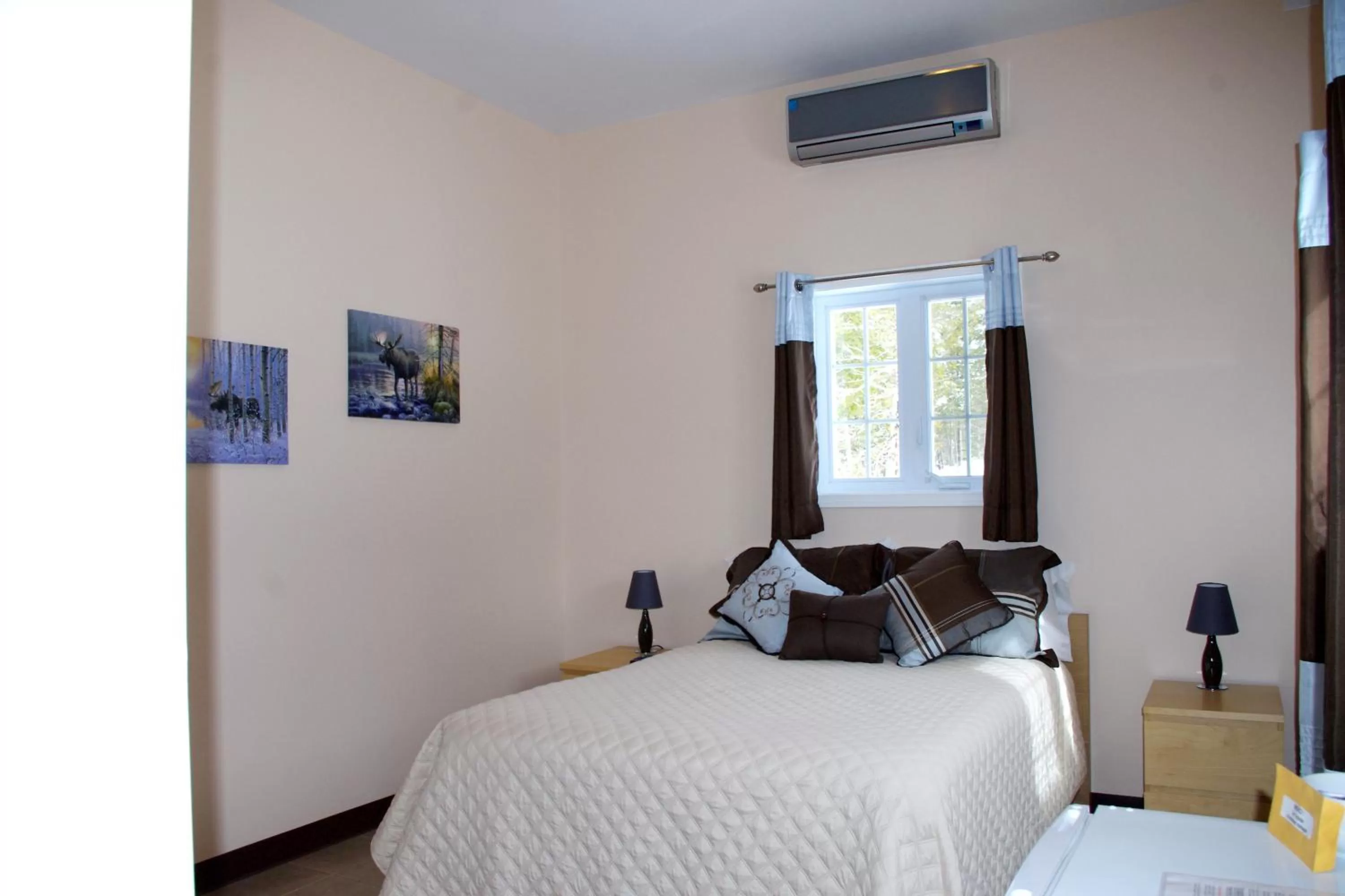 Photo of the whole room, Bed in Auberge La Tanière