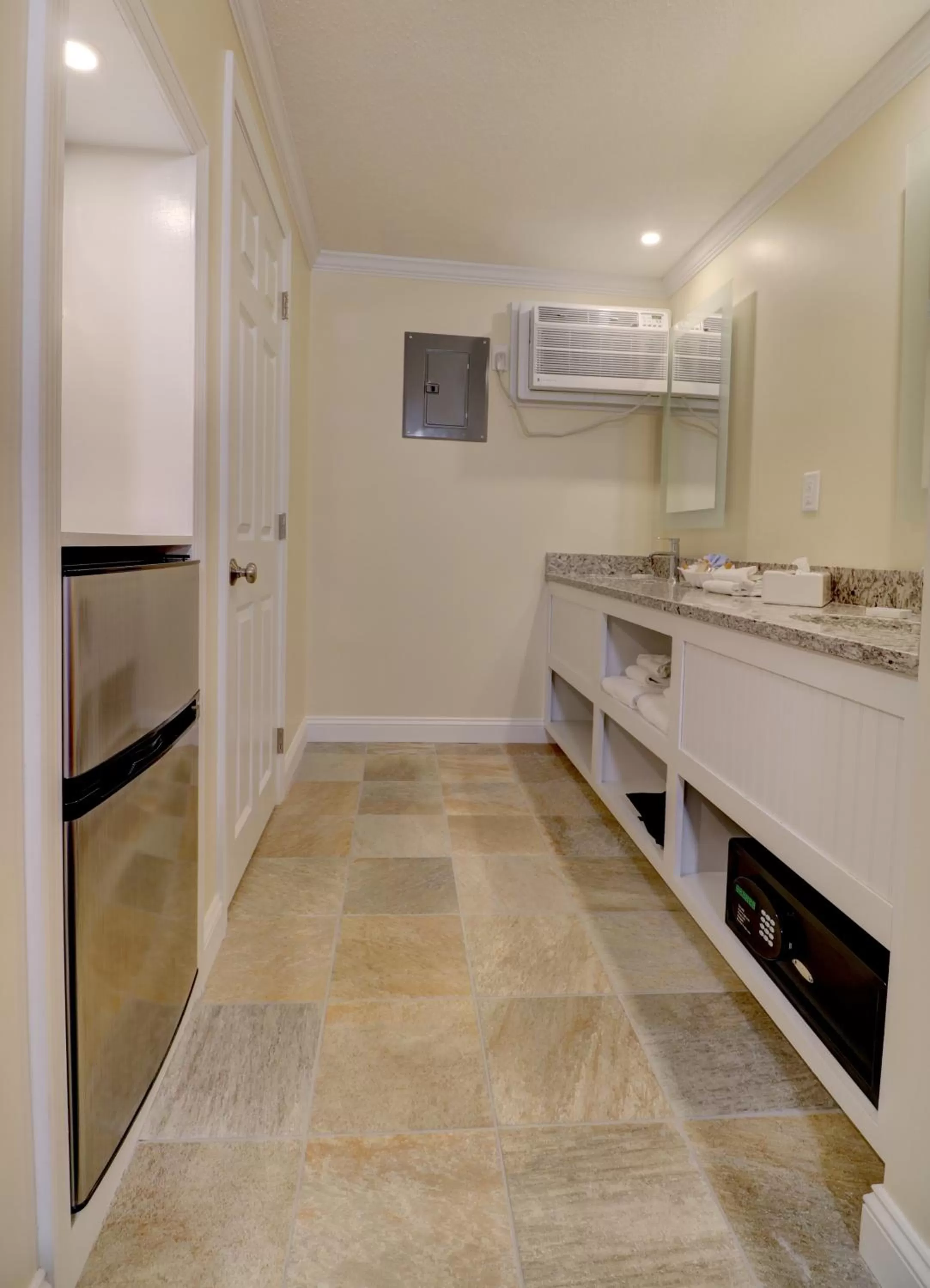 Bathroom, Kitchen/Kitchenette in Norseman Resort on the Beach