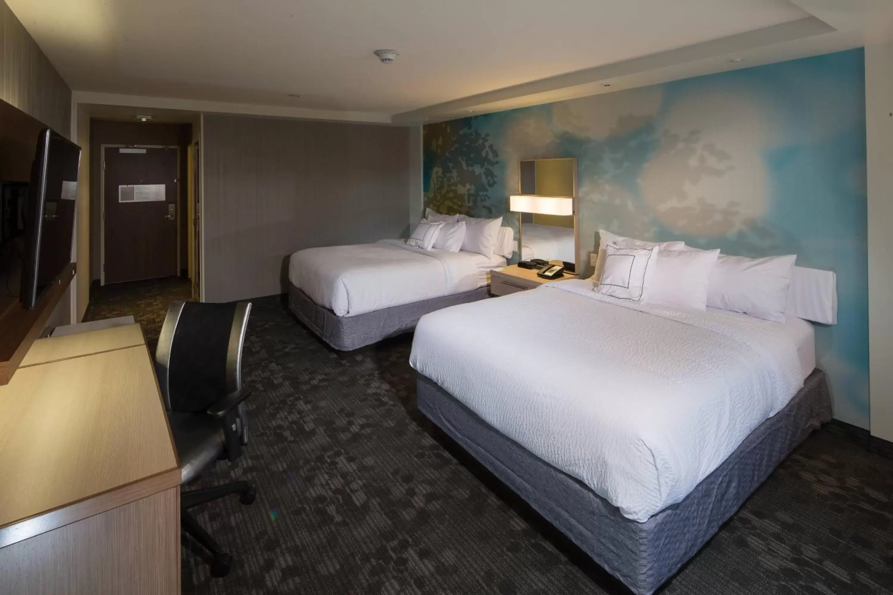 Photo of the whole room, Bed in Courtyard by Marriott Battle Creek