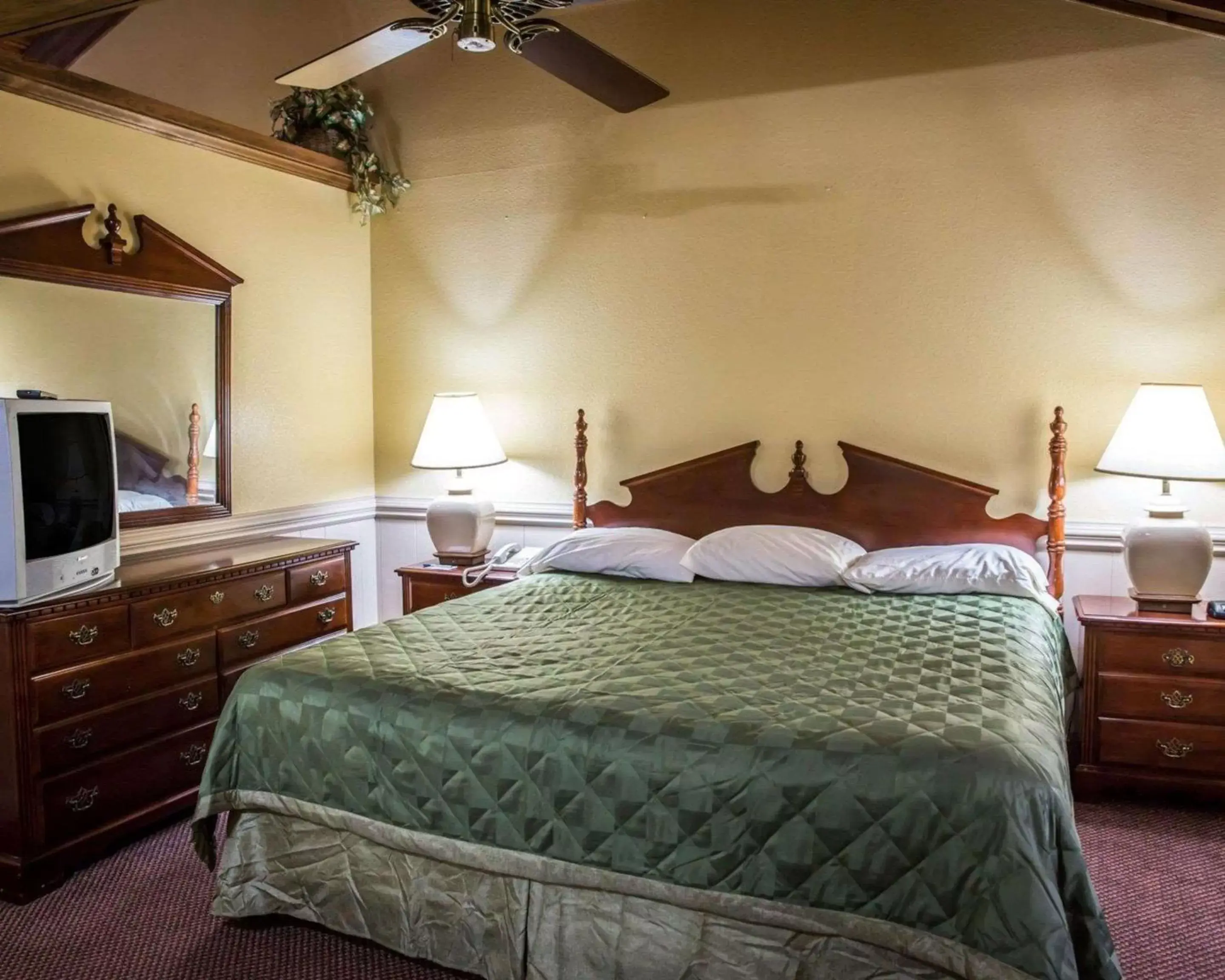 Photo of the whole room, Bed in Rodeway Inn & Suites Plymouth Hwy 64