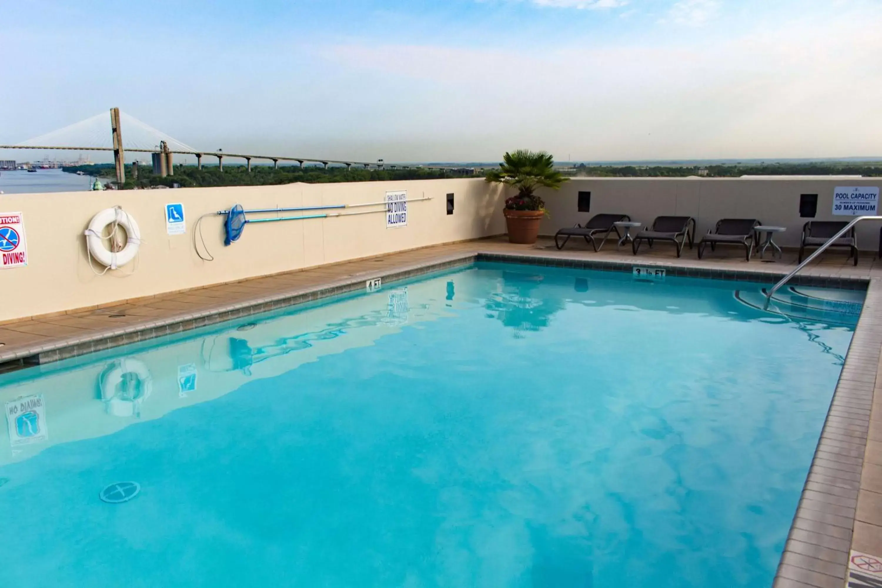 Pool view, Swimming Pool in Hampton Inn Savannah Historic District