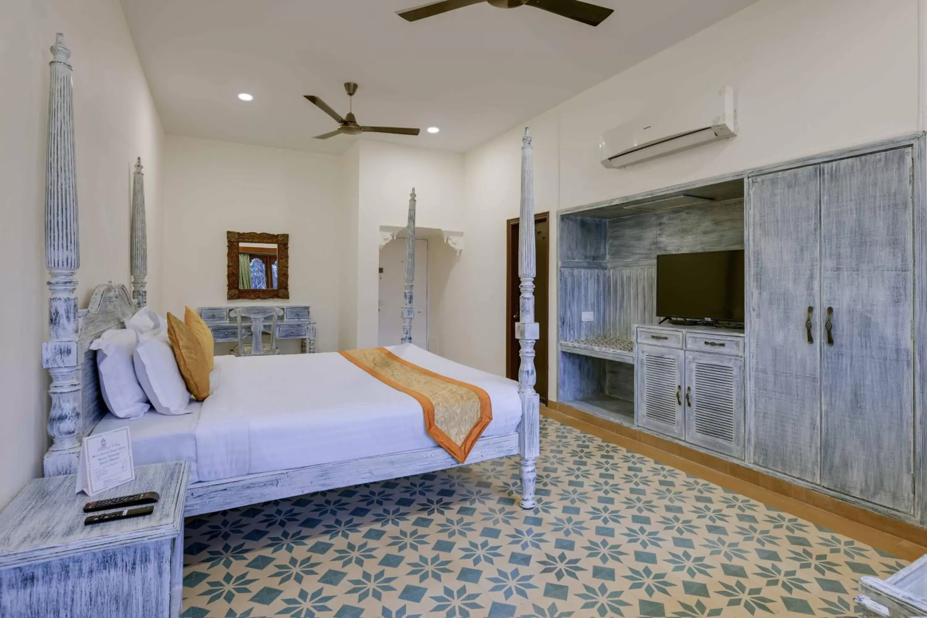 Bedroom, Bed in Swaroop Vilas - Lake Facing Boutique Hotel