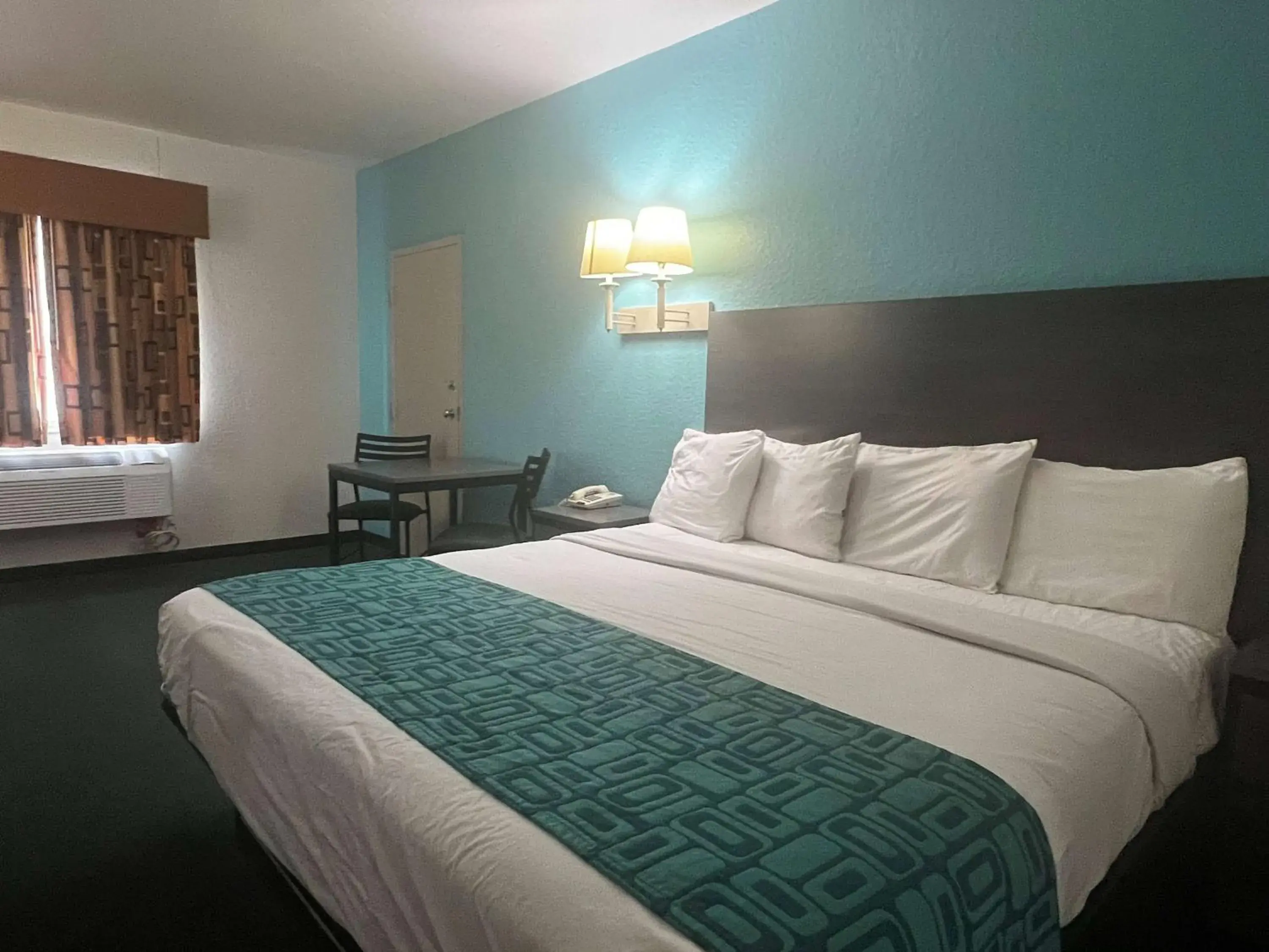 Photo of the whole room, Bed in Howard Johnson by Wyndham Galveston