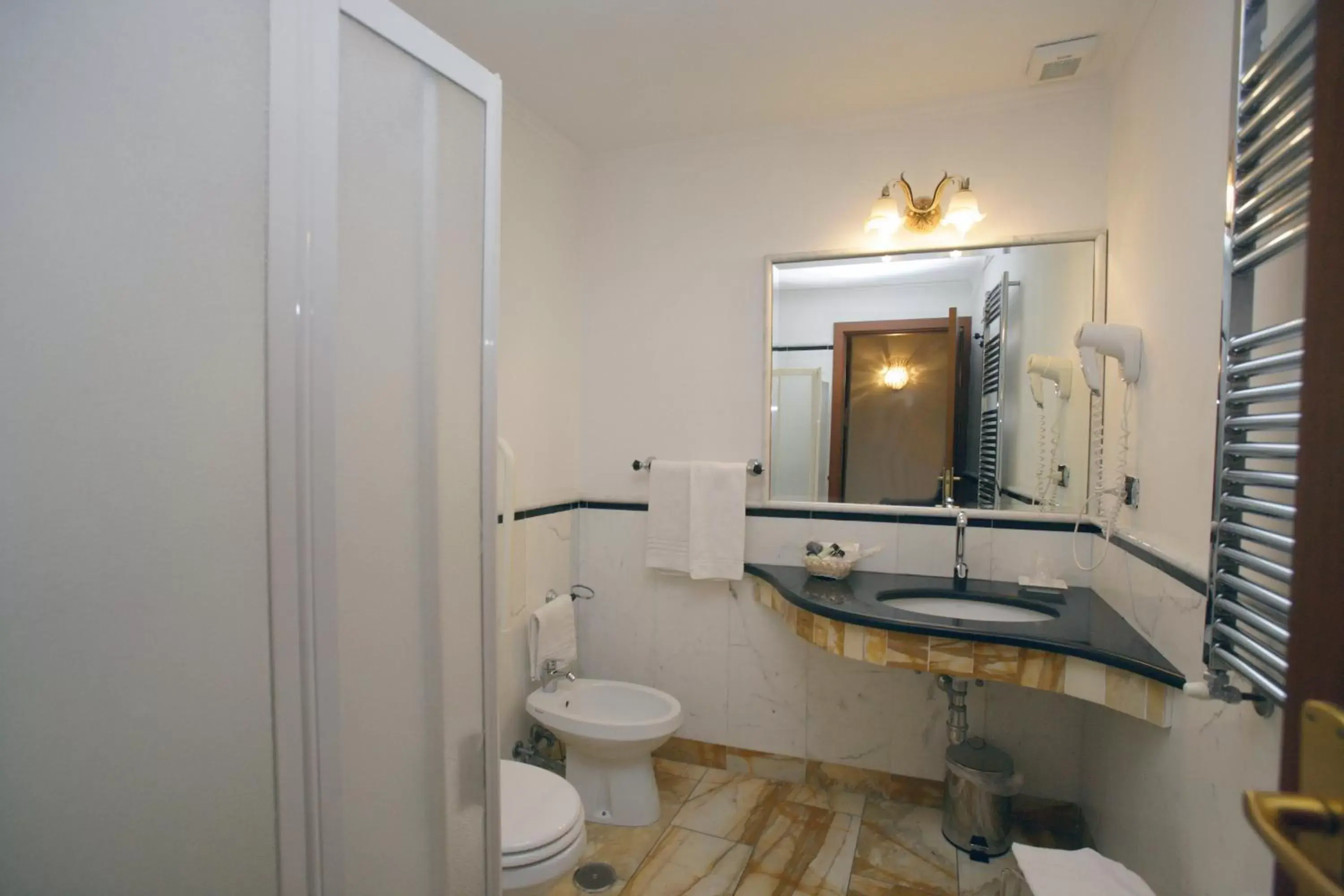 Bathroom in Domus Florentiae Hotel
