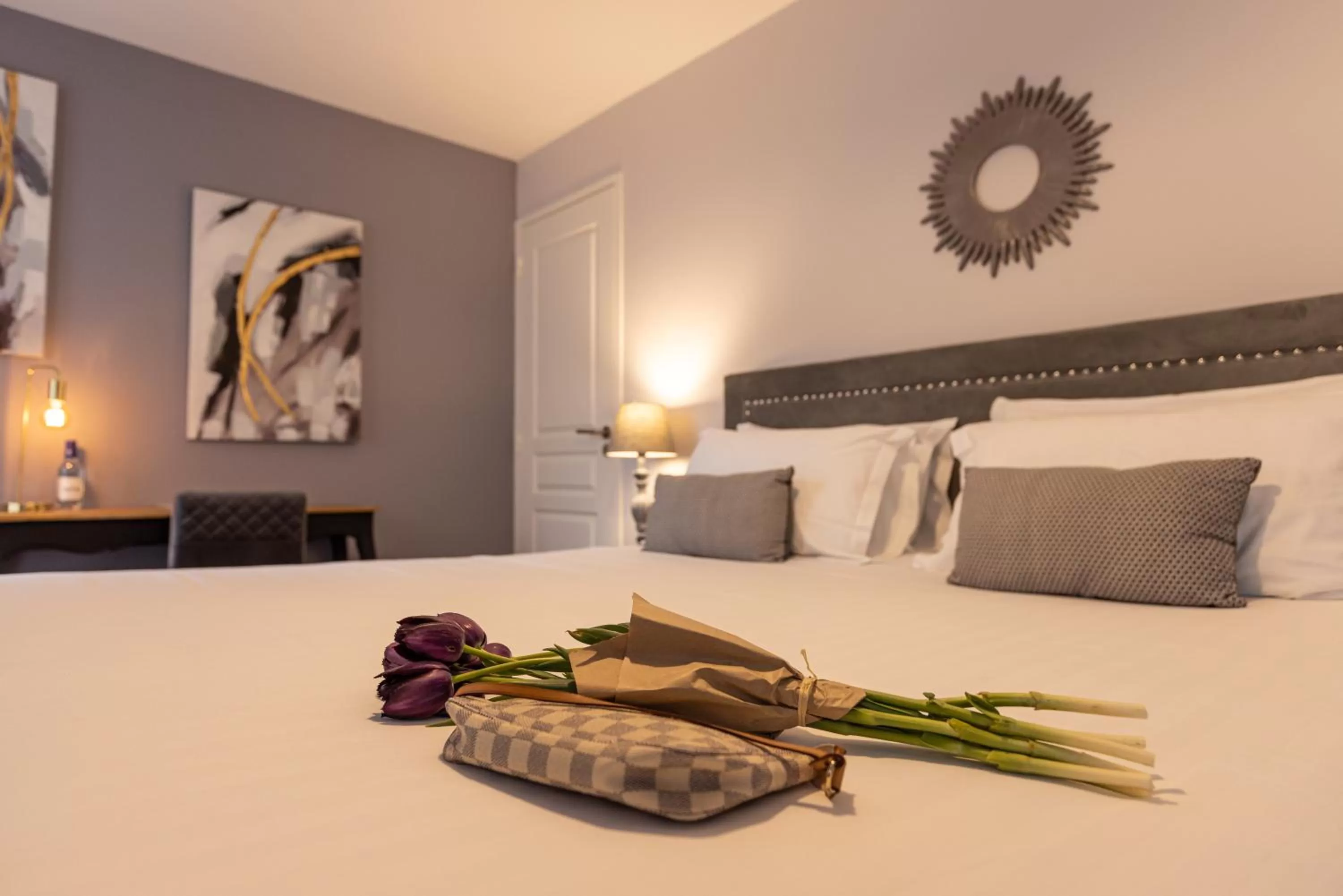 Bed in Hôtel-Restaurant des Augustins