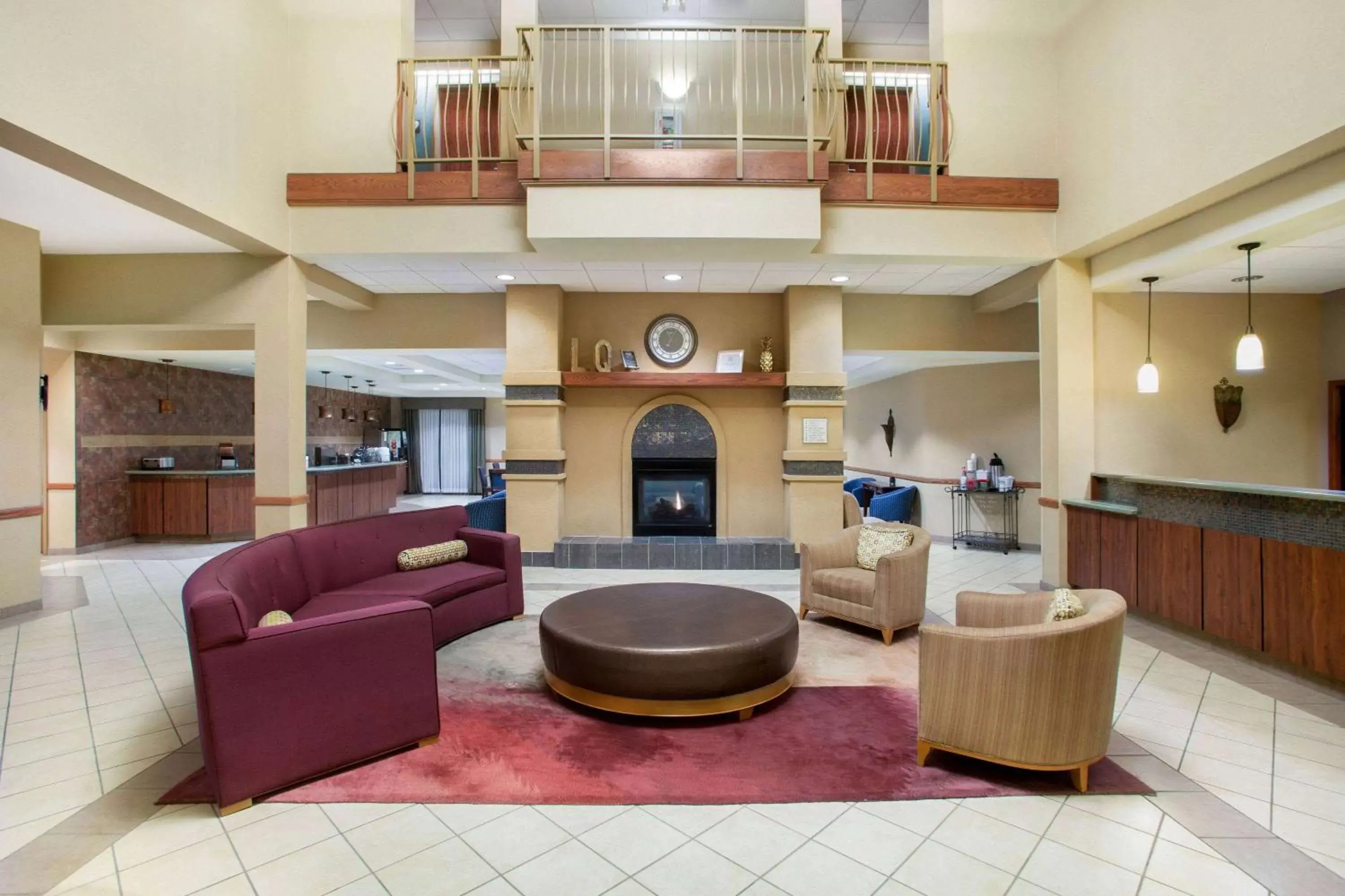 Lobby or reception in La Quinta by Wyndham Springfield Airport Plaza