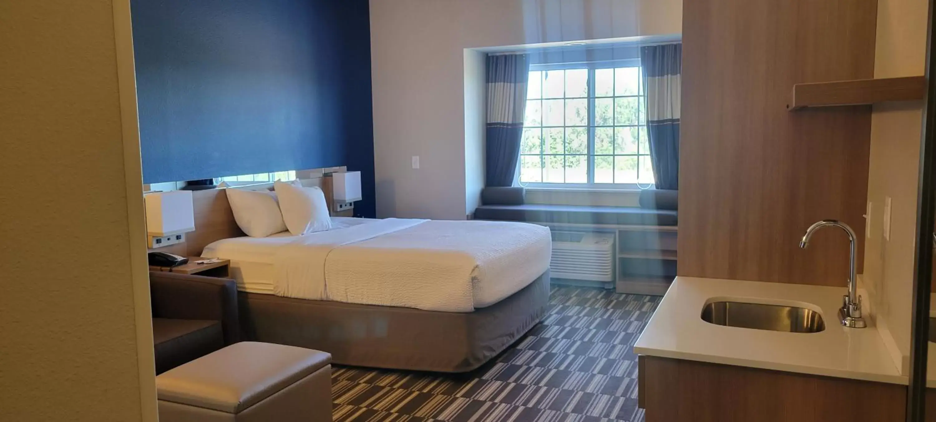 Photo of the whole room, Bed in Microtel Inn & Suites by Wyndham Fountain North