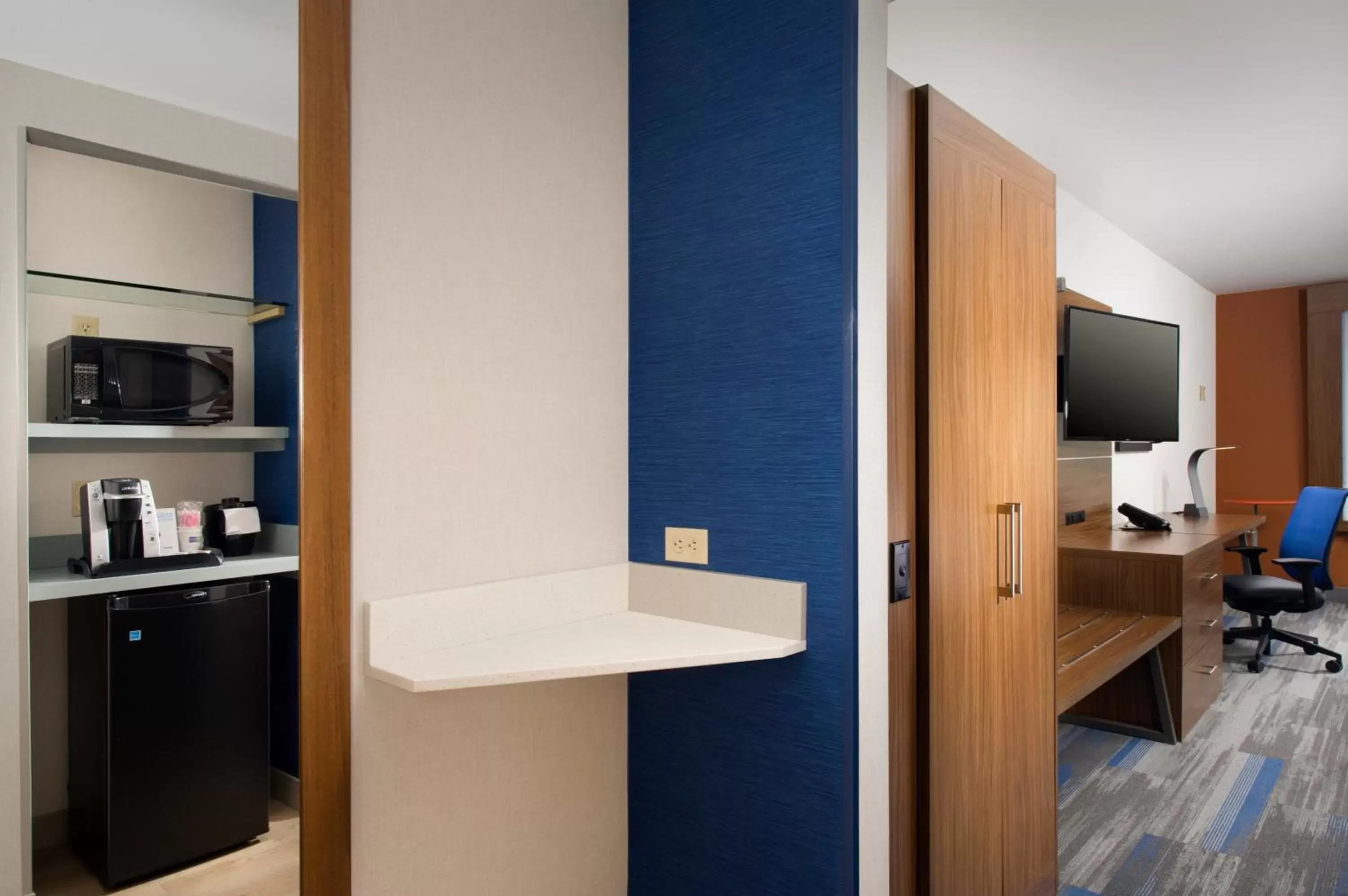 Photo of the whole room, Kitchen/Kitchenette in Holiday Inn Express & Suites by IHG Altoona, an IHG Hotel