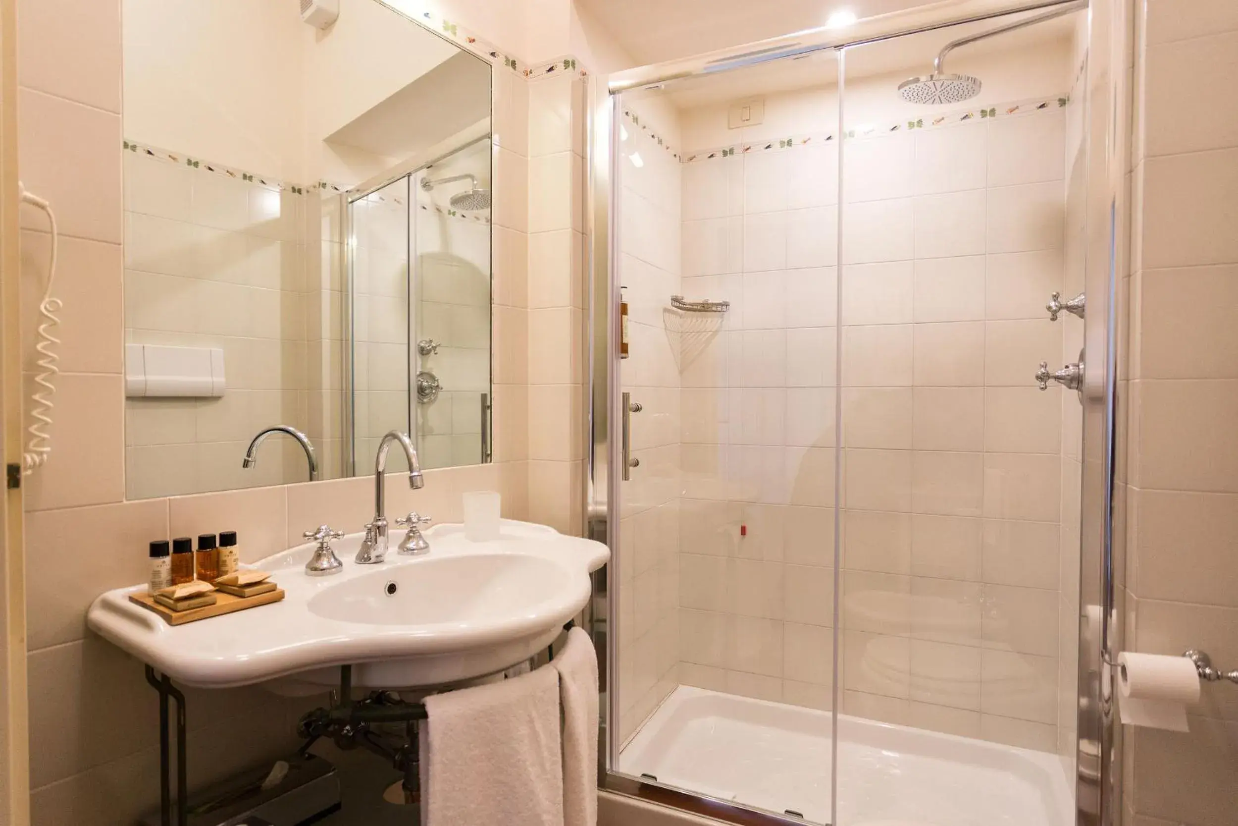 Shower, Bathroom in Hotel Villa Marsili