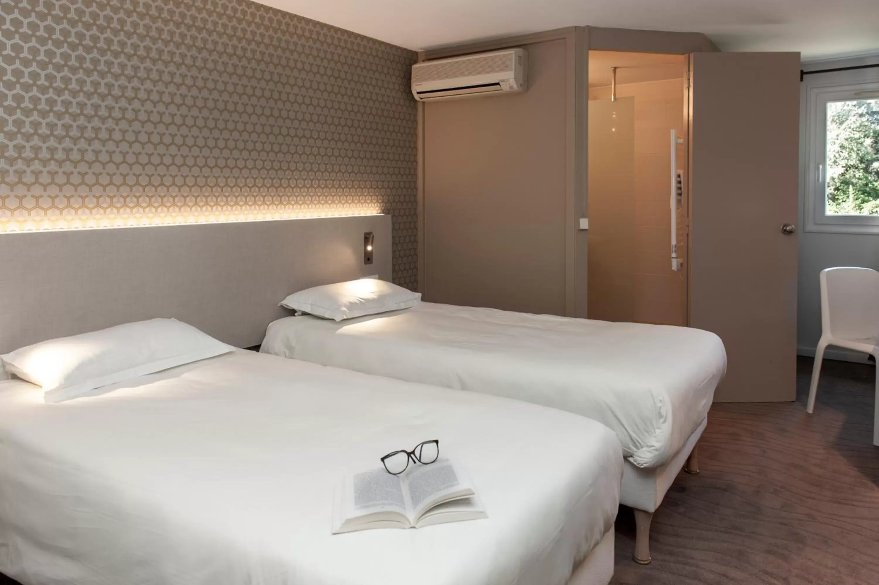 Twin Room in Brit Hotel Avignon Sud Le Calendal