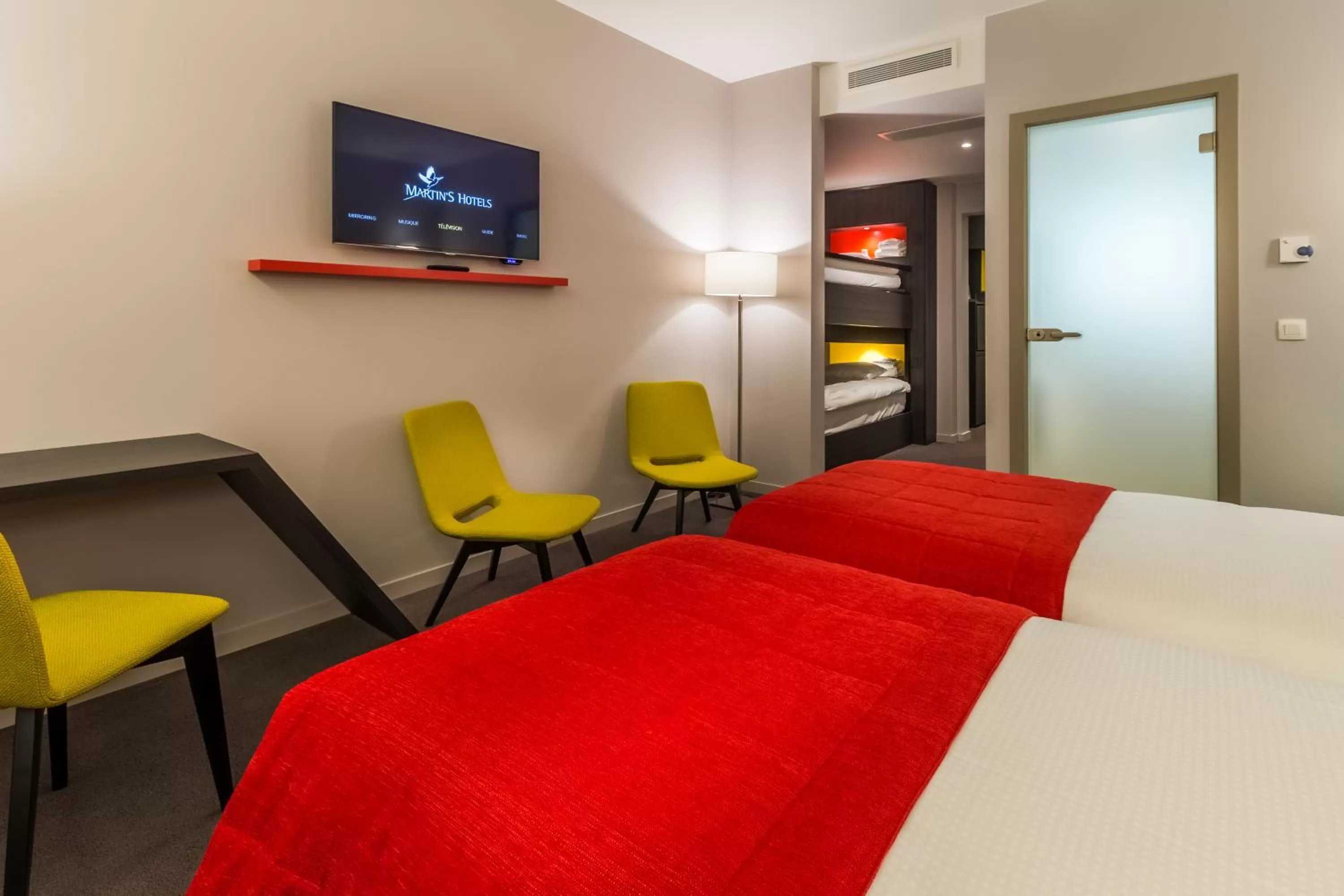 Photo of the whole room in Martin's Red