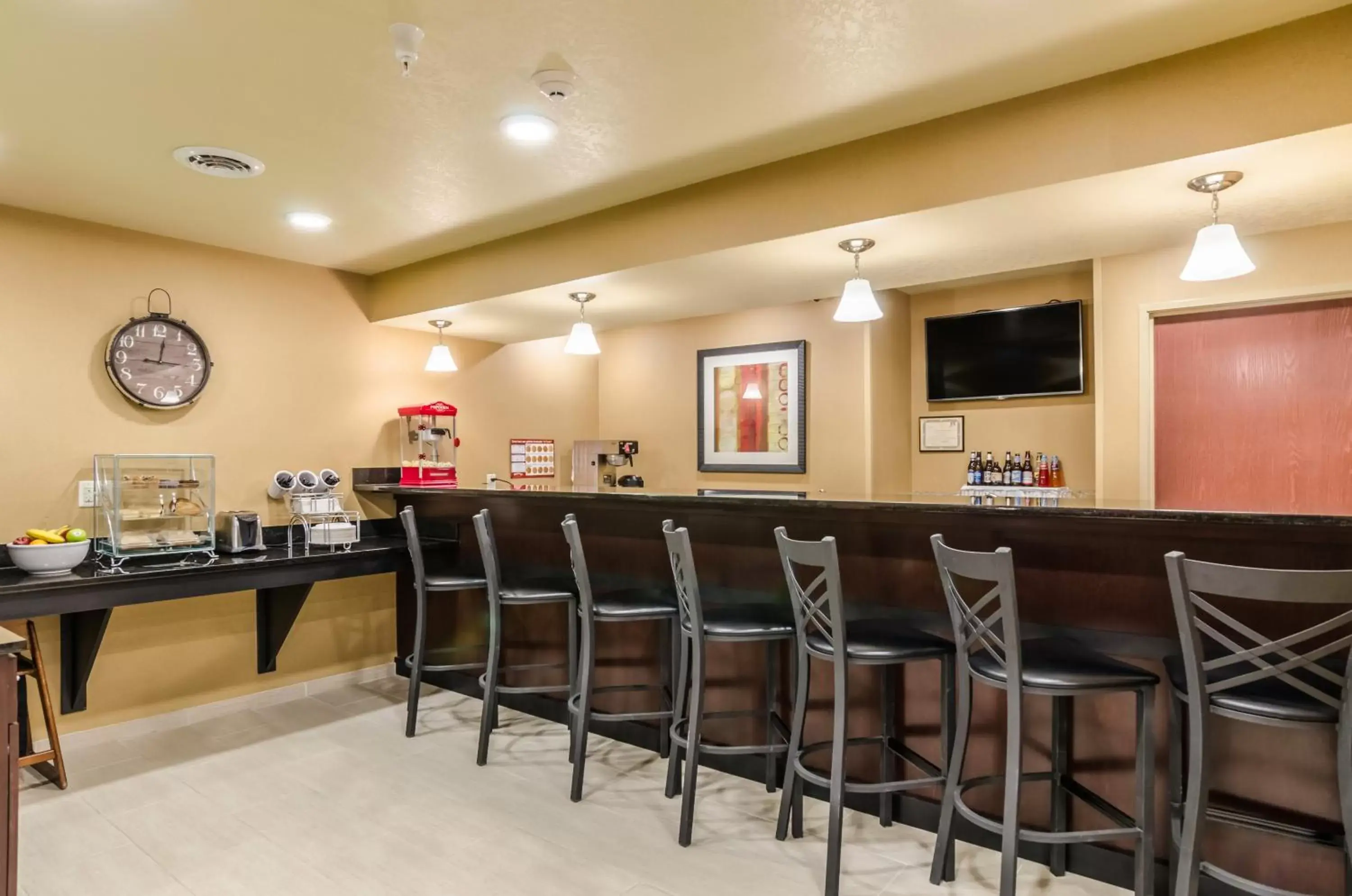 Lounge or bar, Restaurant/Places to Eat in Cobblestone Inn & Suites - Oberlin