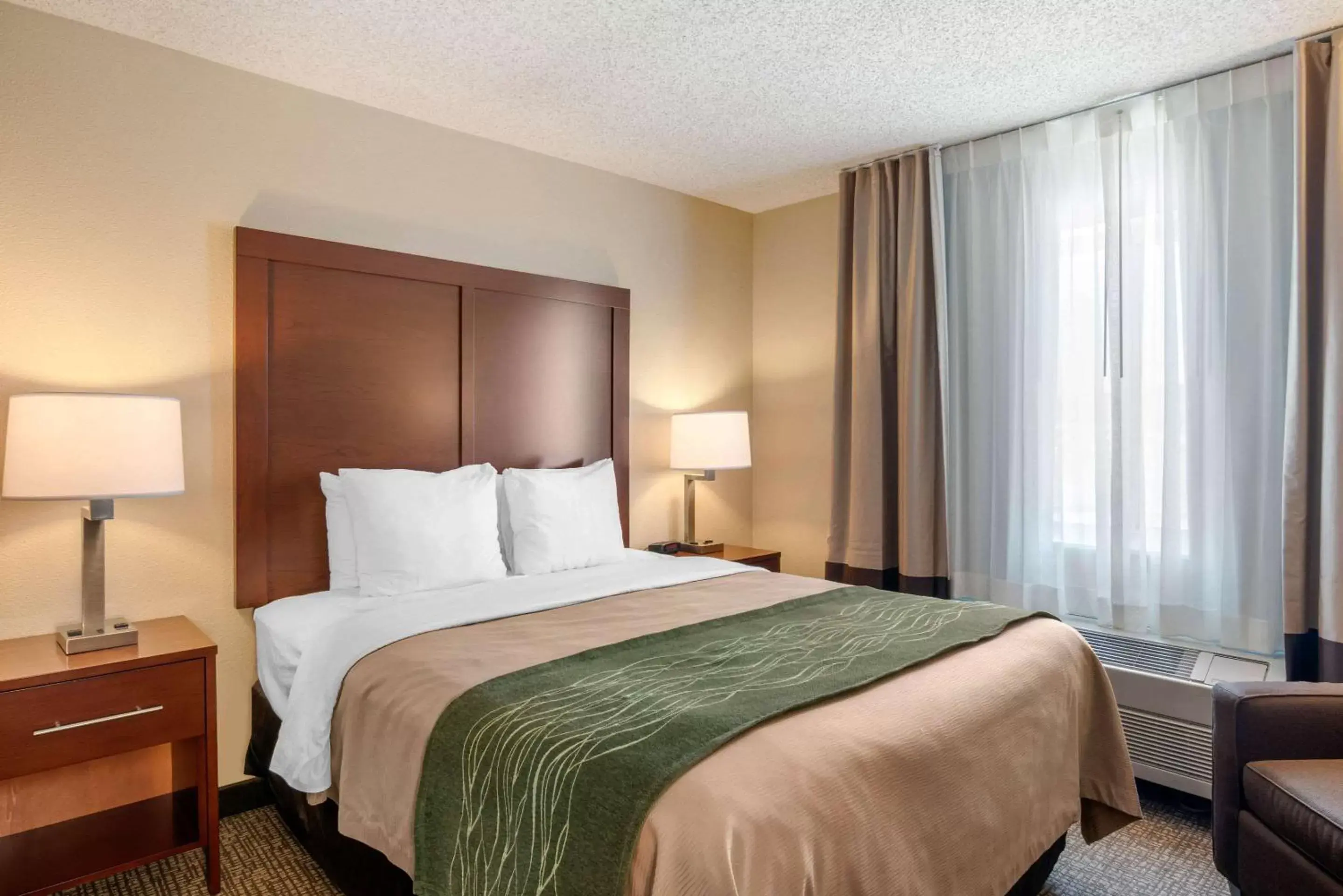 Photo of the whole room, Bed in Comfort Inn Medford North