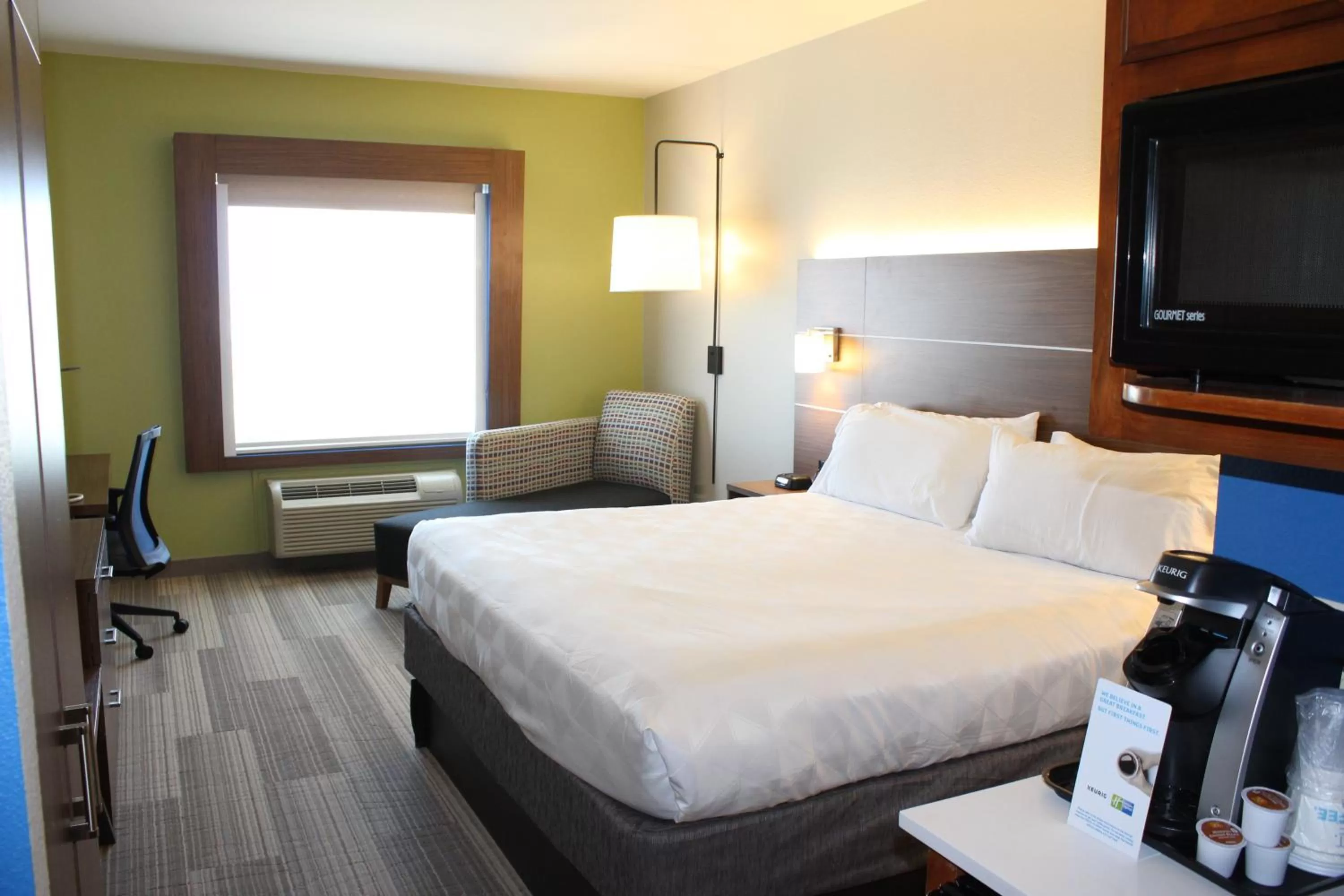 Photo of the whole room, Bed in Holiday Inn Express Hotel & Suites Mansfield by IHG