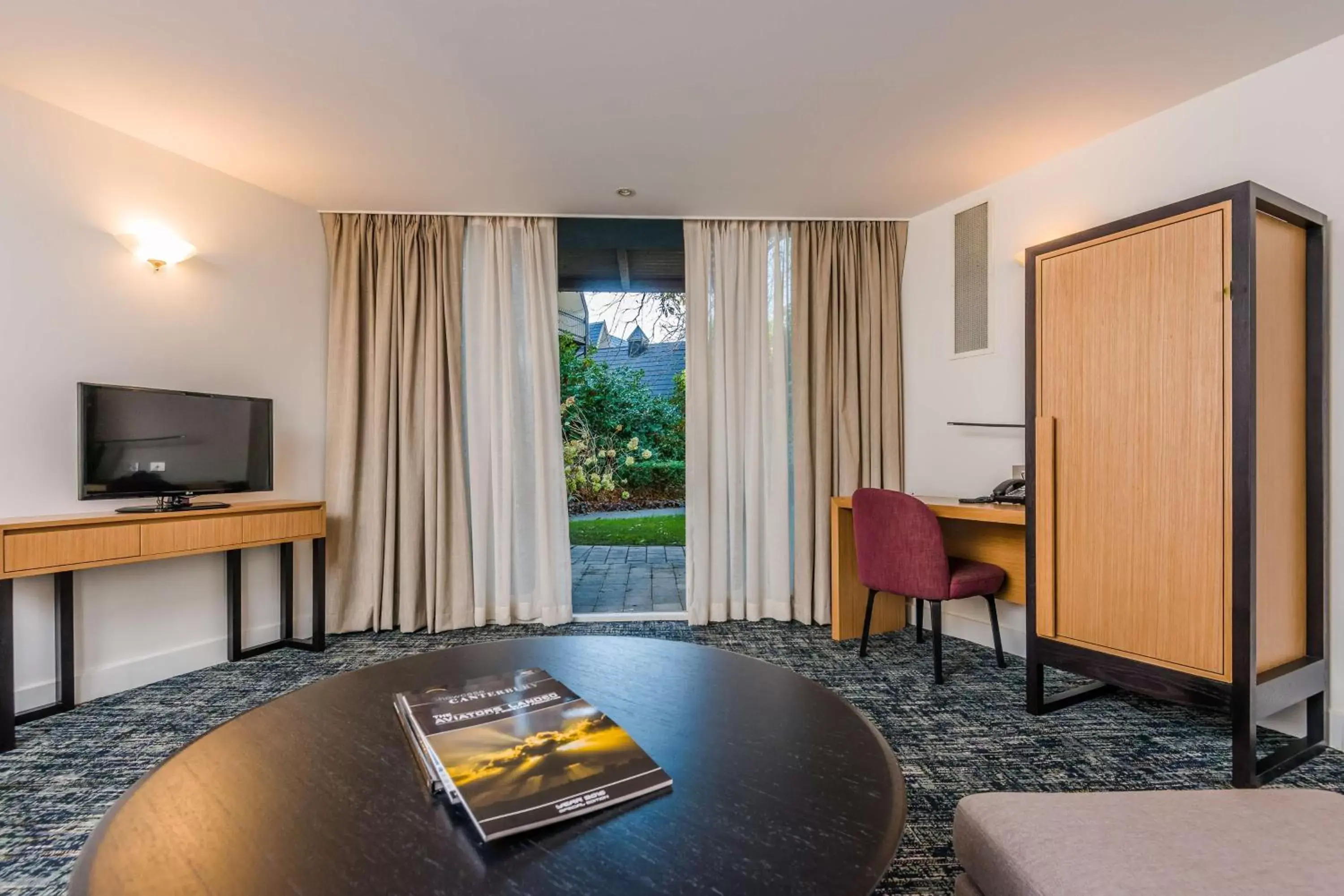 Bedroom, TV/Entertainment Center in Chateau On The Park - Christchurch, A Doubletree By Hilton