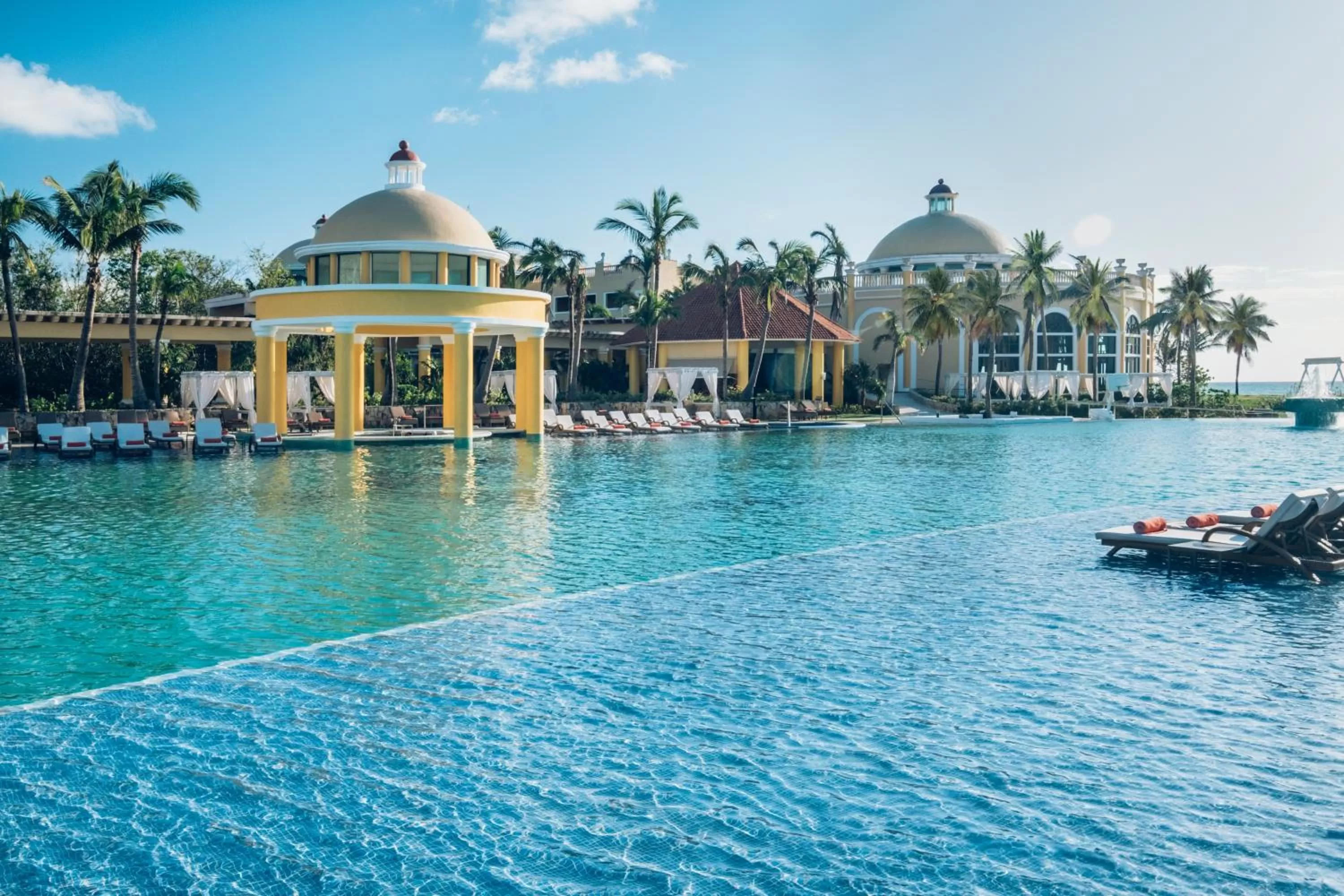 Swimming pool in JOIA Paraiso by Iberostar - Adults Only All Inclusive Resort