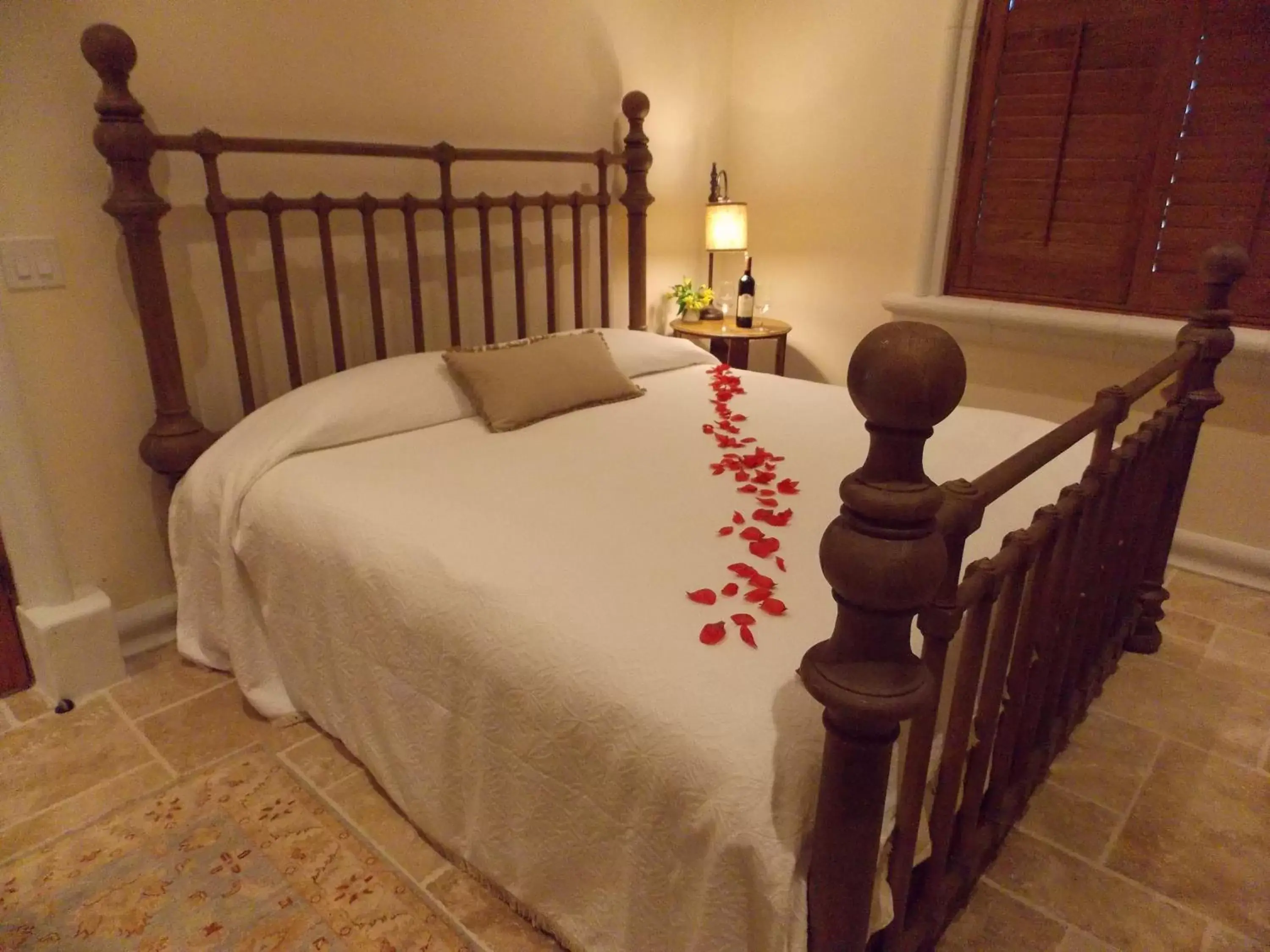 Bed in Thorn Hill Vineyards Villa Suites
