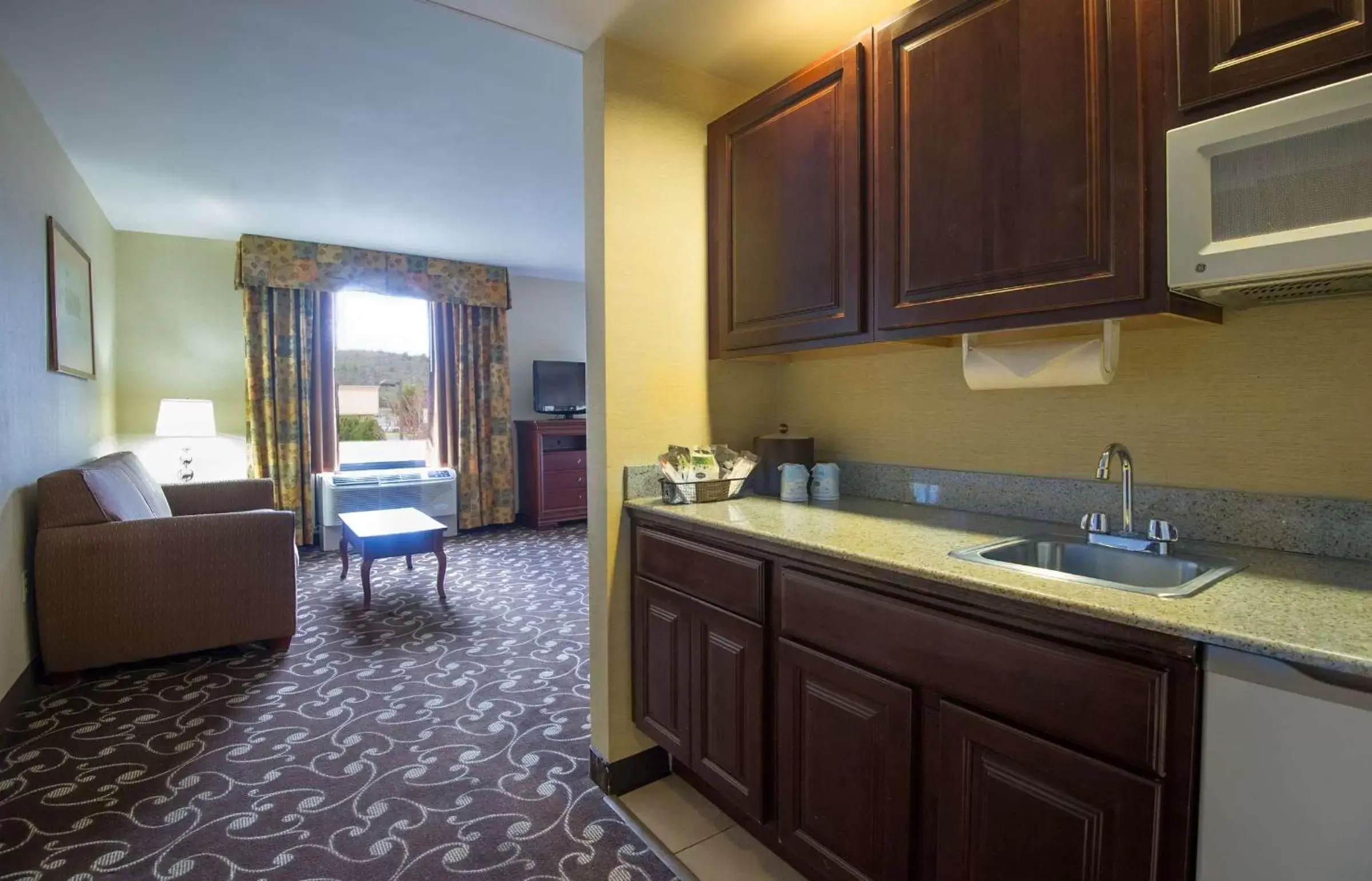 Kitchen or kitchenette, Kitchen/Kitchenette in Hampton by Hilton Brattleboro