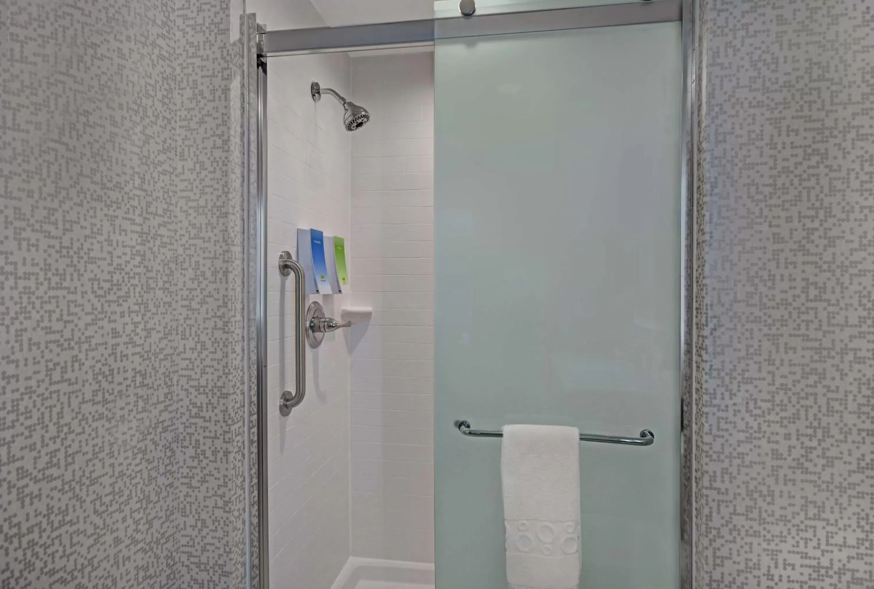 Bathroom in Home2 Suites by Hilton Liberty NE Kansas City, MO