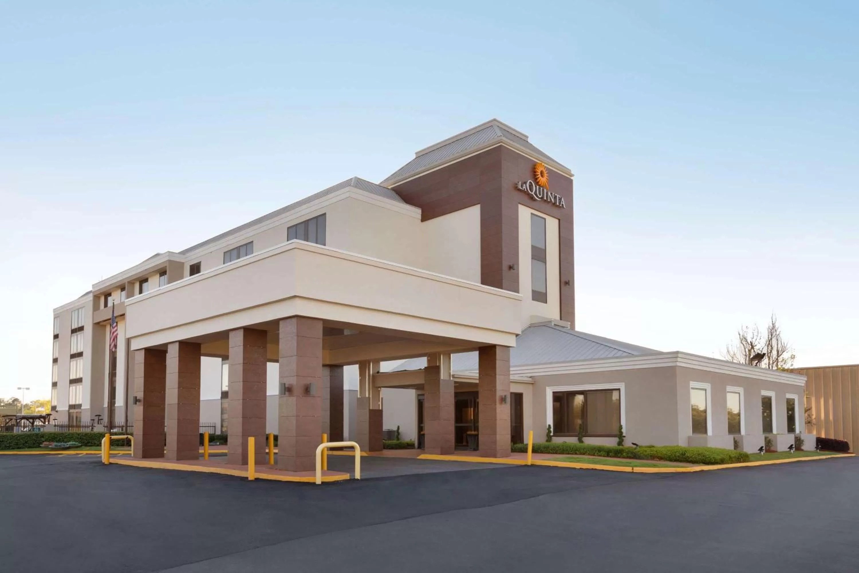 Property building in La Quinta inn & suites by Wyndham Dothan