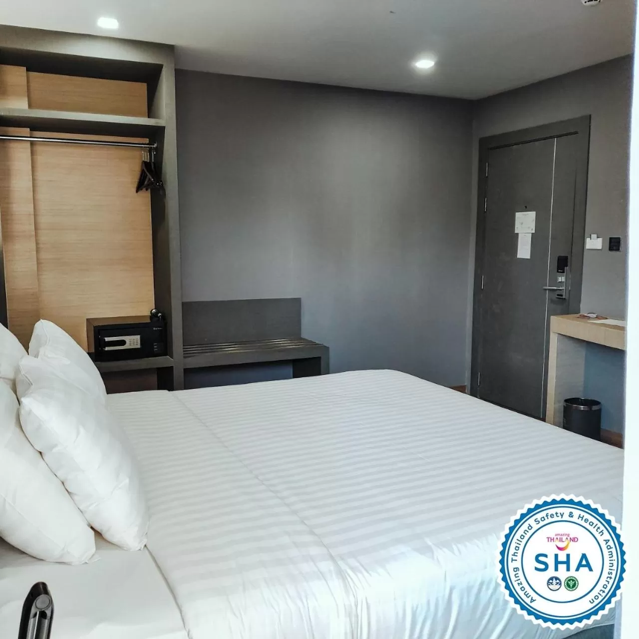 Bedroom, Bed in Hyde Park Hotel Bangkok