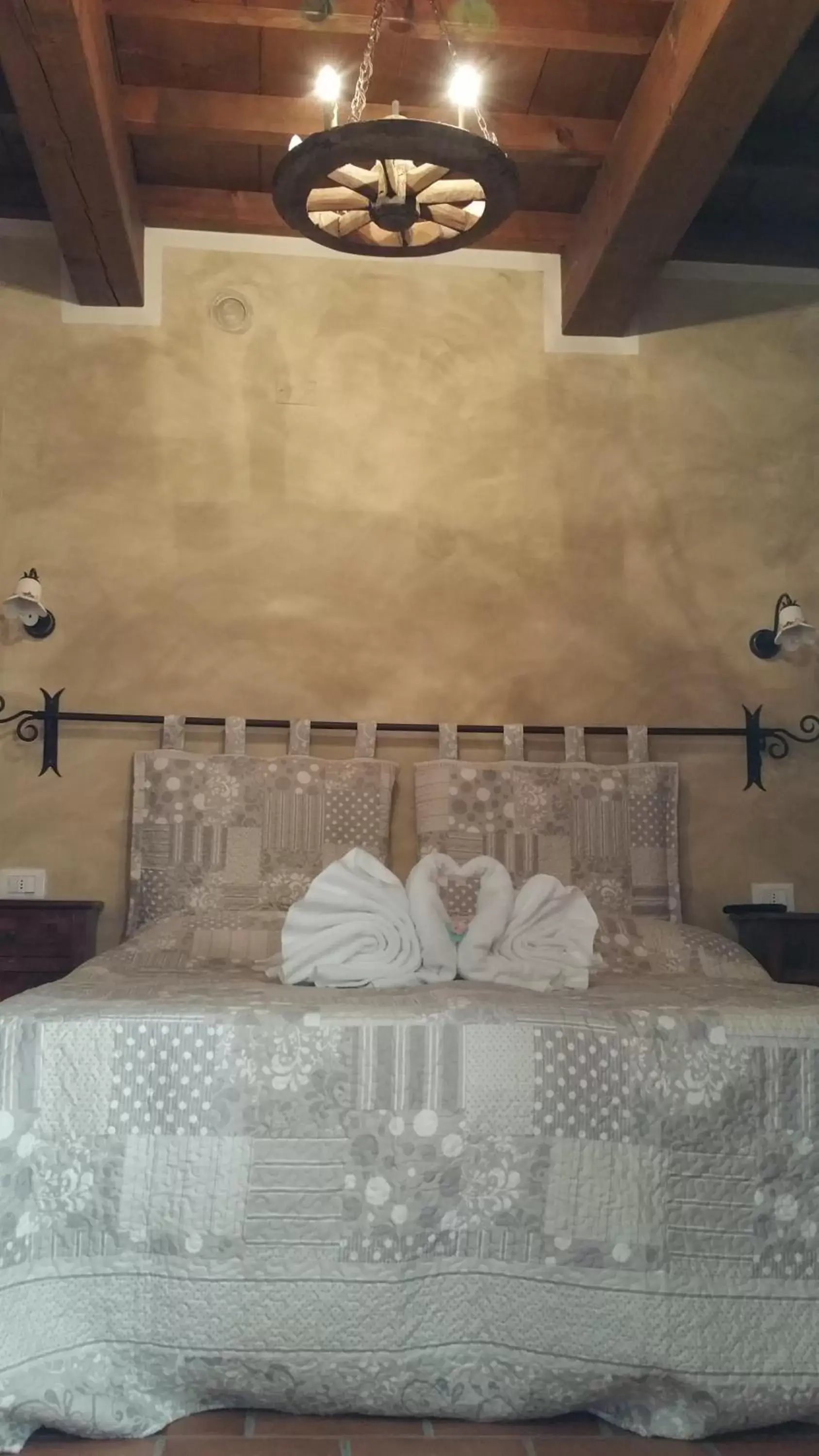 Photo of the whole room, Bed in La Casa Delle Rondini