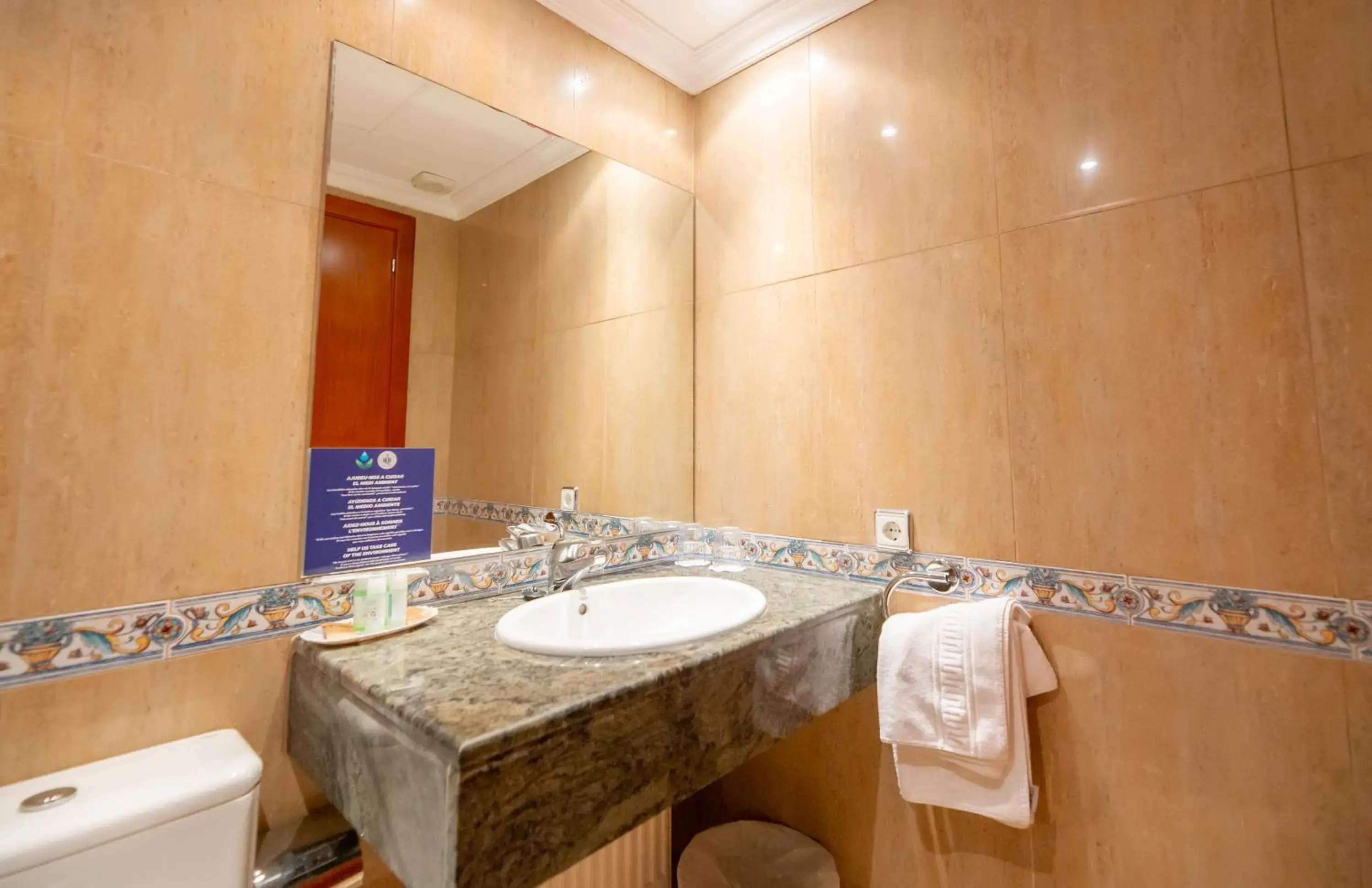 Toilet, Bathroom in Hotel Risech