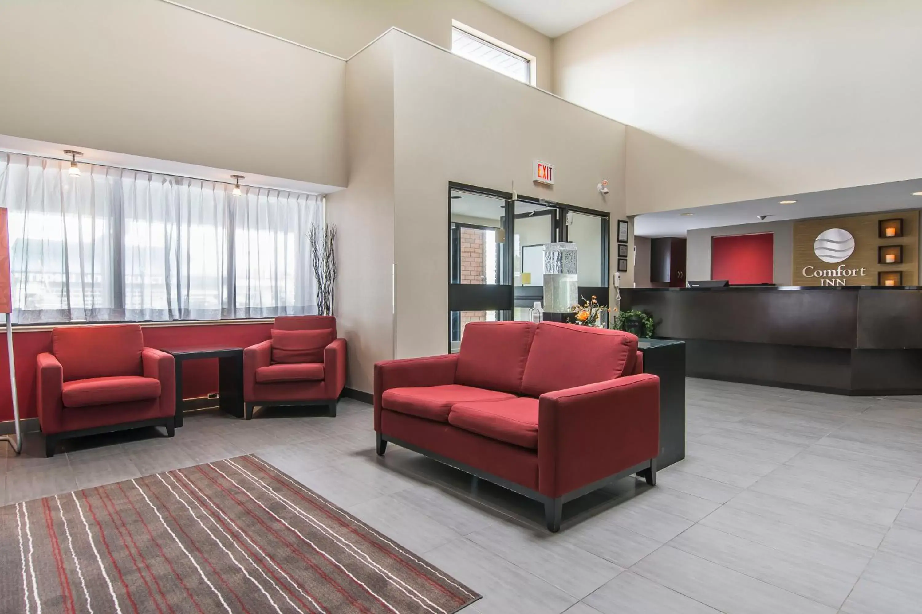 Lobby or reception, Seating Area in Comfort Inn Brossard